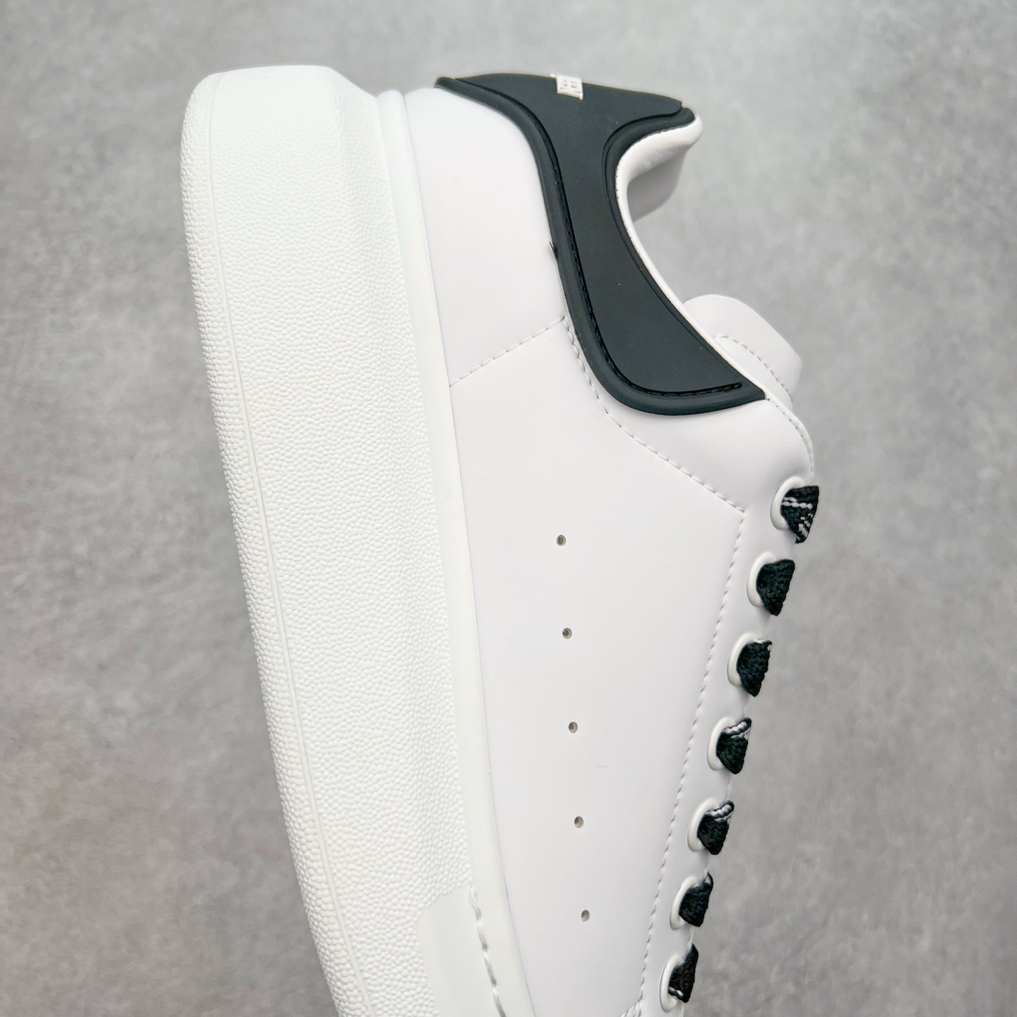 图片[6]-＃性价比 Alexander McQueen 亚历山大麦昆小白鞋全套专柜包装物及配件(附送快递加固牛皮纸盒)右脚鞋面嵌入核心防伪芯片装置,秒杀市面文案版本 支持NFC原码独立扫描 采用丝绸硬质头层小牛皮鞋面材质 内外超软小羊皮贴脚透气及超软PU脚感乳胶物料鞋 外置原抽真空高密度增高底 白色光滑牛皮革系带运动鞋，圆头设计，鞋跟点缀黑色绒面革细节。搭配宽扁鞋带，鞋舌和后帮饰有 Alexander McQueen 品牌标志。阔型橡胶鞋底。运动鞋另配一副鞋带材料 100% 小牛皮 所有细节与原版一致 尺码：35 36 37 38 39 40 41 42 43 44 45-选品中心