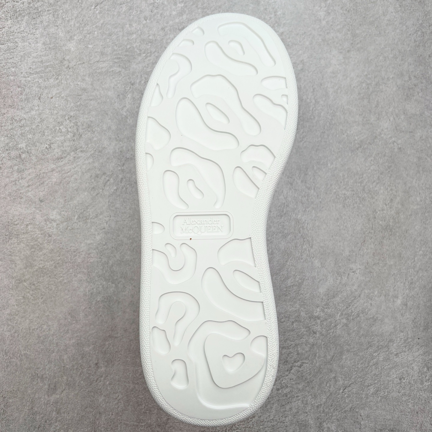 图片[9]-＃性价比 Alexander McQueen 亚历山大麦昆小白鞋全套专柜包装物及配件(附送快递加固牛皮纸盒)右脚鞋面嵌入核心防伪芯片装置,秒杀市面文案版本 支持NFC原码独立扫描 采用丝绸硬质头层小牛皮鞋面材质 内外超软小羊皮贴脚透气及超软PU脚感乳胶物料鞋 外置原抽真空高密度增高底 白色光滑牛皮革系带运动鞋，圆头设计，鞋跟点缀黑色绒面革细节。搭配宽扁鞋带，鞋舌和后帮饰有 Alexander McQueen 品牌标志。阔型橡胶鞋底。运动鞋另配一副鞋带材料 100% 小牛皮 所有细节与原版一致 尺码：35 36 37 38 39 40 41 42 43 44 45-选品中心