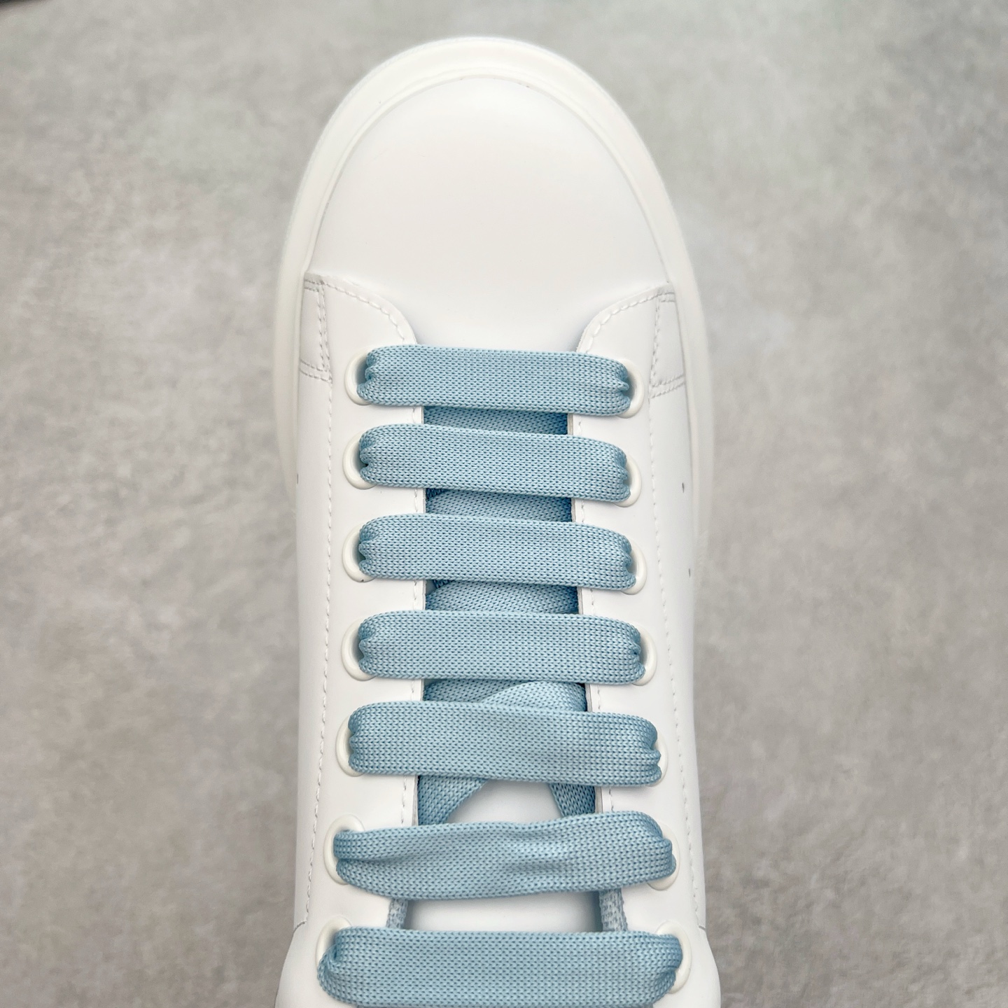 图片[4]-＃性价比 Alexander McQueen 亚历山大麦昆小白鞋全套专柜包装物及配件(附送快递加固牛皮纸盒)右脚鞋面嵌入核心防伪芯片装置,秒杀市面文案版本 支持NFC原码独立扫描 采用丝绸硬质头层小牛皮鞋面材质 内外超软小羊皮贴脚透气及超软PU脚感乳胶物料鞋 外置原抽真空高密度增高底 白色光滑牛皮革系带运动鞋，圆头设计，鞋跟点缀黑色绒面革细节。搭配宽扁鞋带，鞋舌和后帮饰有 Alexander McQueen 品牌标志。阔型橡胶鞋底。运动鞋另配一副鞋带材料 100% 小牛皮 所有细节与原版一致 尺码：35 36 37 38 39 40 41 42 43 44 45-选品中心