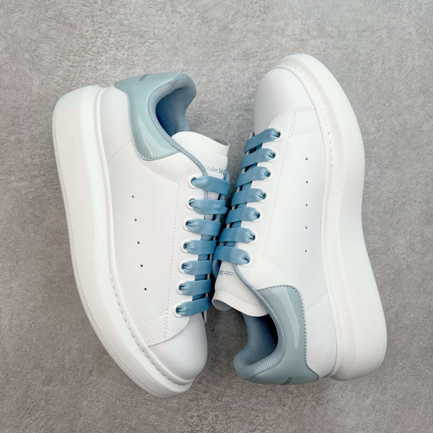 图片[3]-＃性价比 Alexander McQueen 亚历山大麦昆小白鞋全套专柜包装物及配件(附送快递加固牛皮纸盒)右脚鞋面嵌入核心防伪芯片装置,秒杀市面文案版本 支持NFC原码独立扫描 采用丝绸硬质头层小牛皮鞋面材质 内外超软小羊皮贴脚透气及超软PU脚感乳胶物料鞋 外置原抽真空高密度增高底 白色光滑牛皮革系带运动鞋，圆头设计，鞋跟点缀黑色绒面革细节。搭配宽扁鞋带，鞋舌和后帮饰有 Alexander McQueen 品牌标志。阔型橡胶鞋底。运动鞋另配一副鞋带材料 100% 小牛皮 所有细节与原版一致 尺码：35 36 37 38 39 40 41 42 43 44 45-选品中心