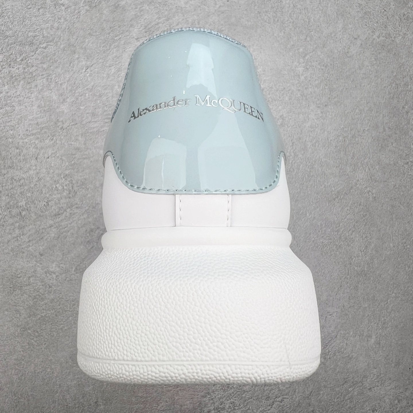 图片[8]-＃性价比 Alexander McQueen 亚历山大麦昆小白鞋全套专柜包装物及配件(附送快递加固牛皮纸盒)右脚鞋面嵌入核心防伪芯片装置,秒杀市面文案版本 支持NFC原码独立扫描 采用丝绸硬质头层小牛皮鞋面材质 内外超软小羊皮贴脚透气及超软PU脚感乳胶物料鞋 外置原抽真空高密度增高底 白色光滑牛皮革系带运动鞋，圆头设计，鞋跟点缀黑色绒面革细节。搭配宽扁鞋带，鞋舌和后帮饰有 Alexander McQueen 品牌标志。阔型橡胶鞋底。运动鞋另配一副鞋带材料 100% 小牛皮 所有细节与原版一致 尺码：35 36 37 38 39 40 41 42 43 44 45-选品中心