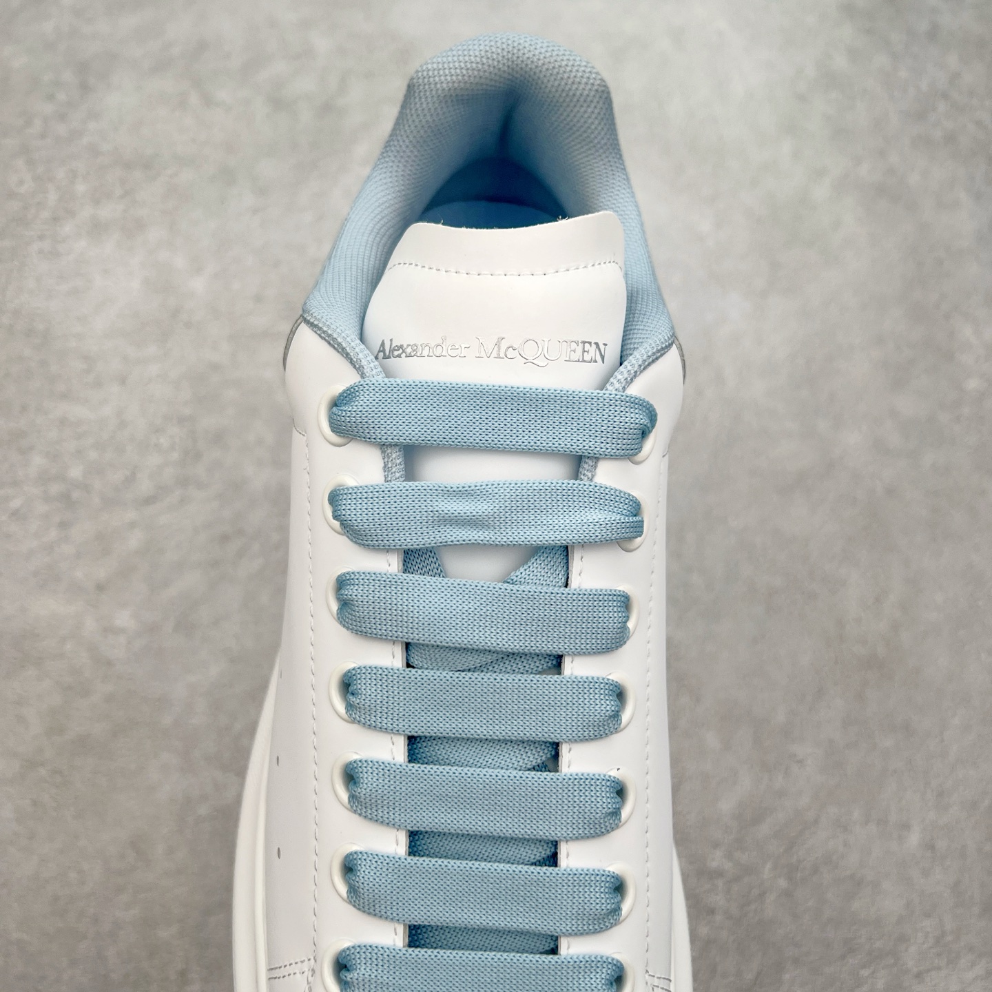 图片[5]-＃性价比 Alexander McQueen 亚历山大麦昆小白鞋全套专柜包装物及配件(附送快递加固牛皮纸盒)右脚鞋面嵌入核心防伪芯片装置,秒杀市面文案版本 支持NFC原码独立扫描 采用丝绸硬质头层小牛皮鞋面材质 内外超软小羊皮贴脚透气及超软PU脚感乳胶物料鞋 外置原抽真空高密度增高底 白色光滑牛皮革系带运动鞋，圆头设计，鞋跟点缀黑色绒面革细节。搭配宽扁鞋带，鞋舌和后帮饰有 Alexander McQueen 品牌标志。阔型橡胶鞋底。运动鞋另配一副鞋带材料 100% 小牛皮 所有细节与原版一致 尺码：35 36 37 38 39 40 41 42 43 44 45-选品中心