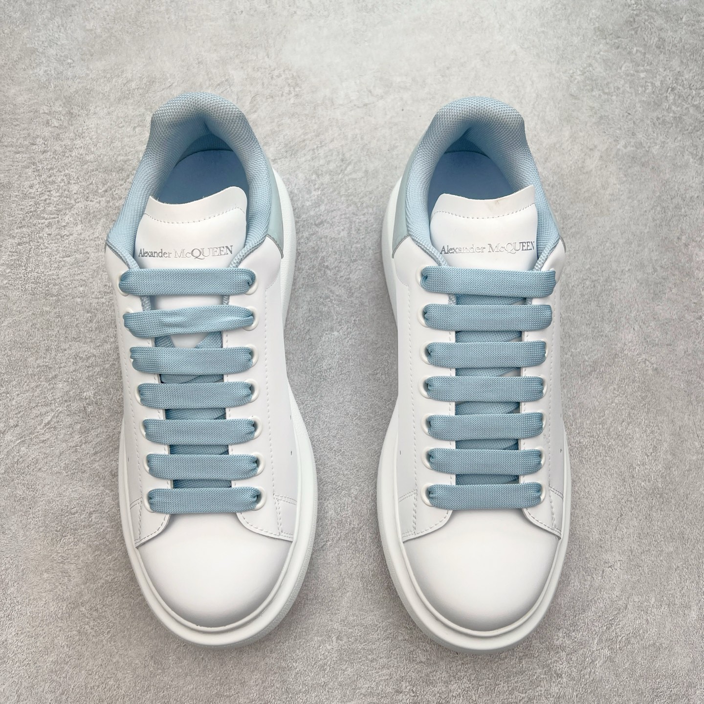 图片[2]-＃性价比 Alexander McQueen 亚历山大麦昆小白鞋全套专柜包装物及配件(附送快递加固牛皮纸盒)右脚鞋面嵌入核心防伪芯片装置,秒杀市面文案版本 支持NFC原码独立扫描 采用丝绸硬质头层小牛皮鞋面材质 内外超软小羊皮贴脚透气及超软PU脚感乳胶物料鞋 外置原抽真空高密度增高底 白色光滑牛皮革系带运动鞋，圆头设计，鞋跟点缀黑色绒面革细节。搭配宽扁鞋带，鞋舌和后帮饰有 Alexander McQueen 品牌标志。阔型橡胶鞋底。运动鞋另配一副鞋带材料 100% 小牛皮 所有细节与原版一致 尺码：35 36 37 38 39 40 41 42 43 44 45-选品中心