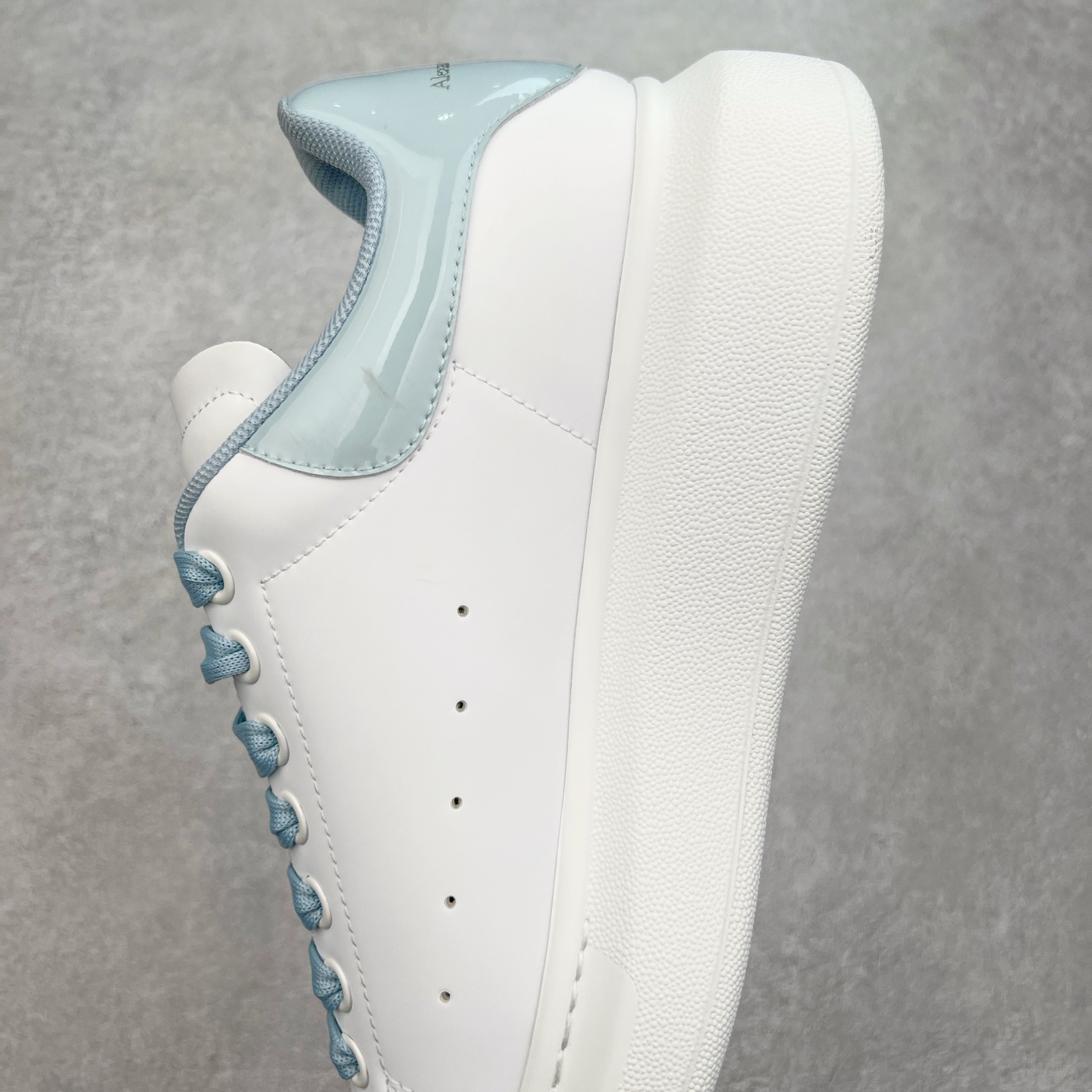 图片[7]-＃性价比 Alexander McQueen 亚历山大麦昆小白鞋全套专柜包装物及配件(附送快递加固牛皮纸盒)右脚鞋面嵌入核心防伪芯片装置,秒杀市面文案版本 支持NFC原码独立扫描 采用丝绸硬质头层小牛皮鞋面材质 内外超软小羊皮贴脚透气及超软PU脚感乳胶物料鞋 外置原抽真空高密度增高底 白色光滑牛皮革系带运动鞋，圆头设计，鞋跟点缀黑色绒面革细节。搭配宽扁鞋带，鞋舌和后帮饰有 Alexander McQueen 品牌标志。阔型橡胶鞋底。运动鞋另配一副鞋带材料 100% 小牛皮 所有细节与原版一致 尺码：35 36 37 38 39 40 41 42 43 44 45-选品中心