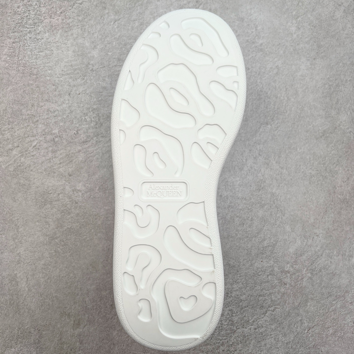 图片[9]-＃性价比 Alexander McQueen 亚历山大麦昆小白鞋全套专柜包装物及配件(附送快递加固牛皮纸盒)右脚鞋面嵌入核心防伪芯片装置,秒杀市面文案版本 支持NFC原码独立扫描 采用丝绸硬质头层小牛皮鞋面材质 内外超软小羊皮贴脚透气及超软PU脚感乳胶物料鞋 外置原抽真空高密度增高底 白色光滑牛皮革系带运动鞋，圆头设计，鞋跟点缀黑色绒面革细节。搭配宽扁鞋带，鞋舌和后帮饰有 Alexander McQueen 品牌标志。阔型橡胶鞋底。运动鞋另配一副鞋带材料 100% 小牛皮 所有细节与原版一致 尺码：35 36 37 38 39 40 41 42 43 44 45-选品中心