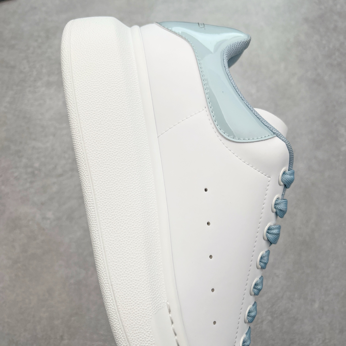 图片[6]-＃性价比 Alexander McQueen 亚历山大麦昆小白鞋全套专柜包装物及配件(附送快递加固牛皮纸盒)右脚鞋面嵌入核心防伪芯片装置,秒杀市面文案版本 支持NFC原码独立扫描 采用丝绸硬质头层小牛皮鞋面材质 内外超软小羊皮贴脚透气及超软PU脚感乳胶物料鞋 外置原抽真空高密度增高底 白色光滑牛皮革系带运动鞋，圆头设计，鞋跟点缀黑色绒面革细节。搭配宽扁鞋带，鞋舌和后帮饰有 Alexander McQueen 品牌标志。阔型橡胶鞋底。运动鞋另配一副鞋带材料 100% 小牛皮 所有细节与原版一致 尺码：35 36 37 38 39 40 41 42 43 44 45-选品中心