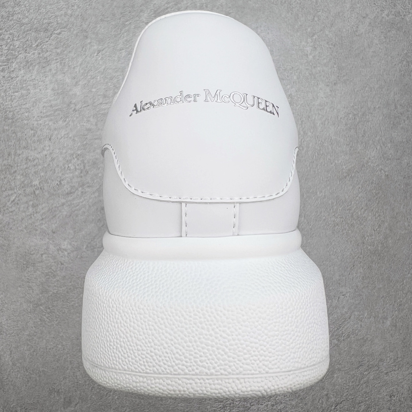 图片[8]-＃性价比 Alexander McQueen 亚历山大麦昆小白鞋全套专柜包装物及配件(附送快递加固牛皮纸盒)右脚鞋面嵌入核心防伪芯片装置,秒杀市面文案版本 支持NFC原码独立扫描 采用丝绸硬质头层小牛皮鞋面材质 内外超软小羊皮贴脚透气及超软PU脚感乳胶物料鞋 外置原抽真空高密度增高底 白色光滑牛皮革系带运动鞋，圆头设计，鞋跟点缀黑色绒面革细节。搭配宽扁鞋带，鞋舌和后帮饰有 Alexander McQueen 品牌标志。阔型橡胶鞋底。运动鞋另配一副鞋带材料 100% 小牛皮 所有细节与原版一致 尺码：35 36 37 38 39 40 41 42 43 44 45-选品中心