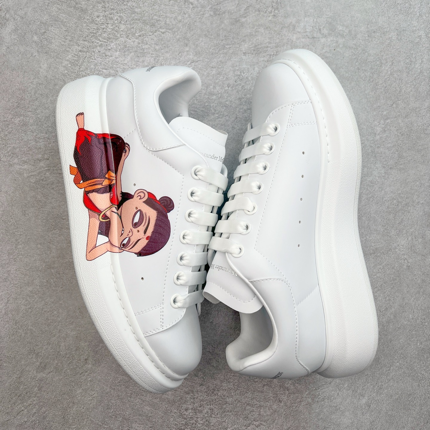 图片[3]-＃性价比 Alexander McQueen 亚历山大麦昆小白鞋全套专柜包装物及配件(附送快递加固牛皮纸盒)右脚鞋面嵌入核心防伪芯片装置,秒杀市面文案版本 支持NFC原码独立扫描 采用丝绸硬质头层小牛皮鞋面材质 内外超软小羊皮贴脚透气及超软PU脚感乳胶物料鞋 外置原抽真空高密度增高底 白色光滑牛皮革系带运动鞋，圆头设计，鞋跟点缀黑色绒面革细节。搭配宽扁鞋带，鞋舌和后帮饰有 Alexander McQueen 品牌标志。阔型橡胶鞋底。运动鞋另配一副鞋带材料 100% 小牛皮 所有细节与原版一致 尺码：35 36 37 38 39 40 41 42 43 44 45-选品中心