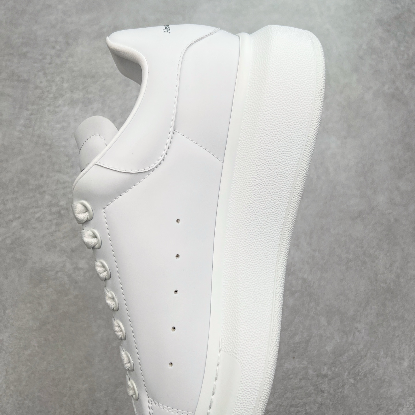 图片[7]-＃性价比 Alexander McQueen 亚历山大麦昆小白鞋全套专柜包装物及配件(附送快递加固牛皮纸盒)右脚鞋面嵌入核心防伪芯片装置,秒杀市面文案版本 支持NFC原码独立扫描 采用丝绸硬质头层小牛皮鞋面材质 内外超软小羊皮贴脚透气及超软PU脚感乳胶物料鞋 外置原抽真空高密度增高底 白色光滑牛皮革系带运动鞋，圆头设计，鞋跟点缀黑色绒面革细节。搭配宽扁鞋带，鞋舌和后帮饰有 Alexander McQueen 品牌标志。阔型橡胶鞋底。运动鞋另配一副鞋带材料 100% 小牛皮 所有细节与原版一致 尺码：35 36 37 38 39 40 41 42 43 44 45-选品中心