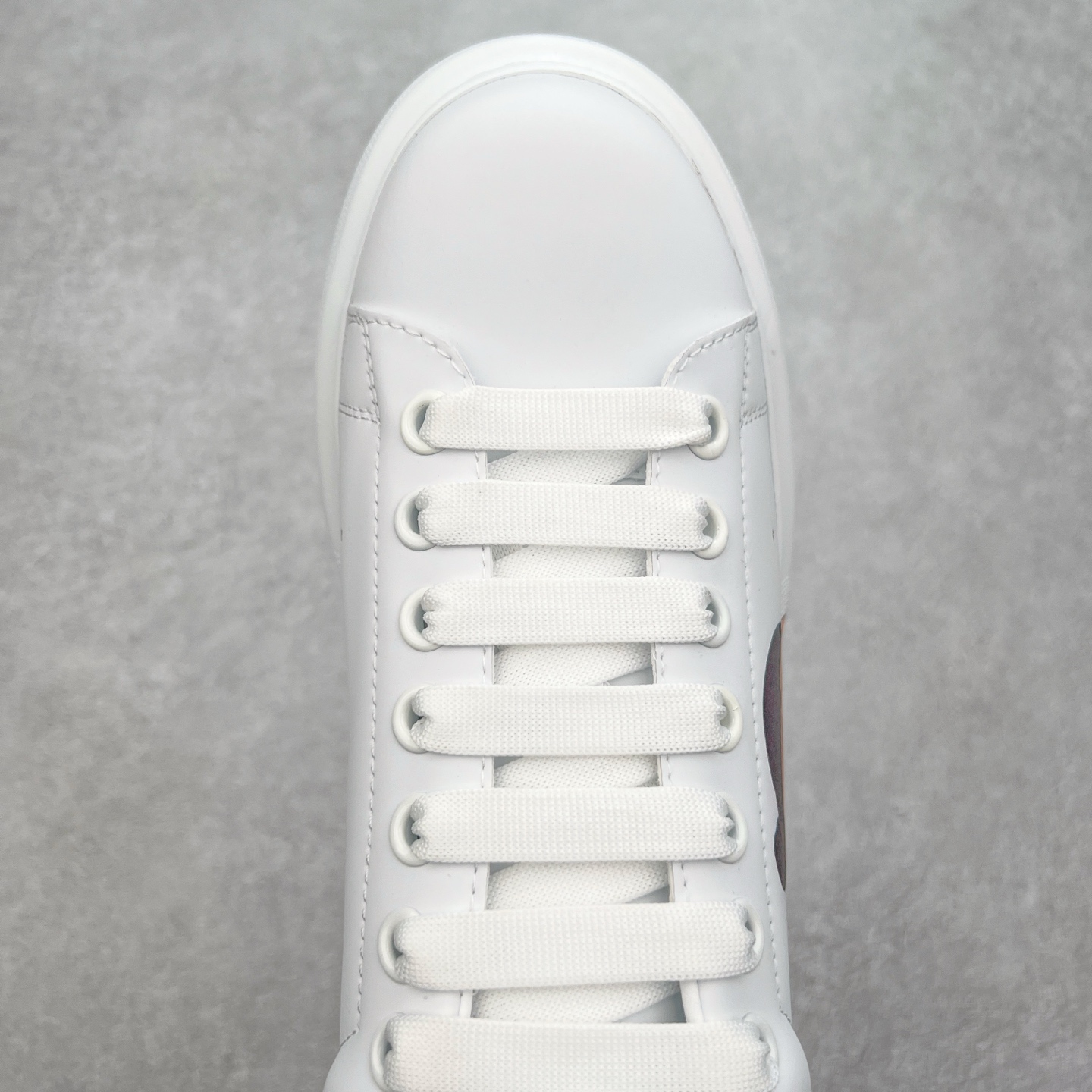 图片[4]-＃性价比 Alexander McQueen 亚历山大麦昆小白鞋全套专柜包装物及配件(附送快递加固牛皮纸盒)右脚鞋面嵌入核心防伪芯片装置,秒杀市面文案版本 支持NFC原码独立扫描 采用丝绸硬质头层小牛皮鞋面材质 内外超软小羊皮贴脚透气及超软PU脚感乳胶物料鞋 外置原抽真空高密度增高底 白色光滑牛皮革系带运动鞋，圆头设计，鞋跟点缀黑色绒面革细节。搭配宽扁鞋带，鞋舌和后帮饰有 Alexander McQueen 品牌标志。阔型橡胶鞋底。运动鞋另配一副鞋带材料 100% 小牛皮 所有细节与原版一致 尺码：35 36 37 38 39 40 41 42 43 44 45-选品中心