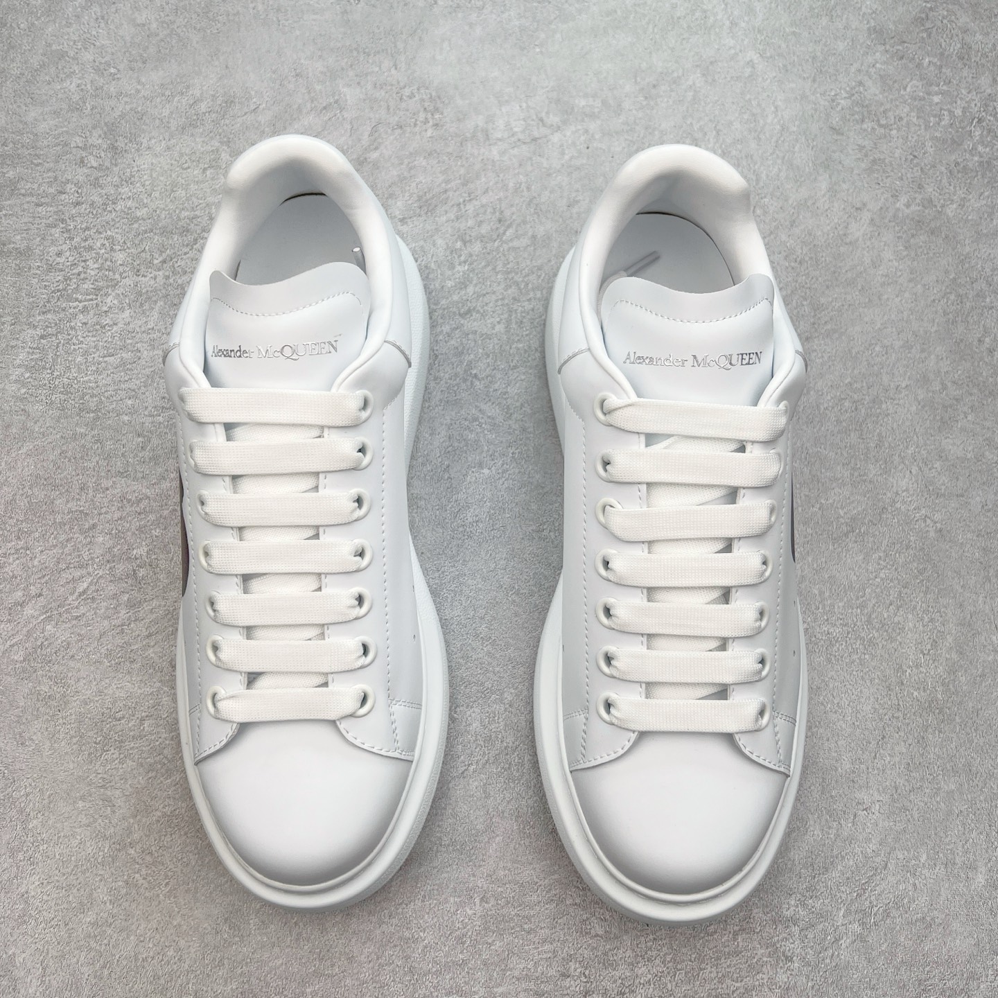 图片[2]-＃性价比 Alexander McQueen 亚历山大麦昆小白鞋全套专柜包装物及配件(附送快递加固牛皮纸盒)右脚鞋面嵌入核心防伪芯片装置,秒杀市面文案版本 支持NFC原码独立扫描 采用丝绸硬质头层小牛皮鞋面材质 内外超软小羊皮贴脚透气及超软PU脚感乳胶物料鞋 外置原抽真空高密度增高底 白色光滑牛皮革系带运动鞋，圆头设计，鞋跟点缀黑色绒面革细节。搭配宽扁鞋带，鞋舌和后帮饰有 Alexander McQueen 品牌标志。阔型橡胶鞋底。运动鞋另配一副鞋带材料 100% 小牛皮 所有细节与原版一致 尺码：35 36 37 38 39 40 41 42 43 44 45-选品中心