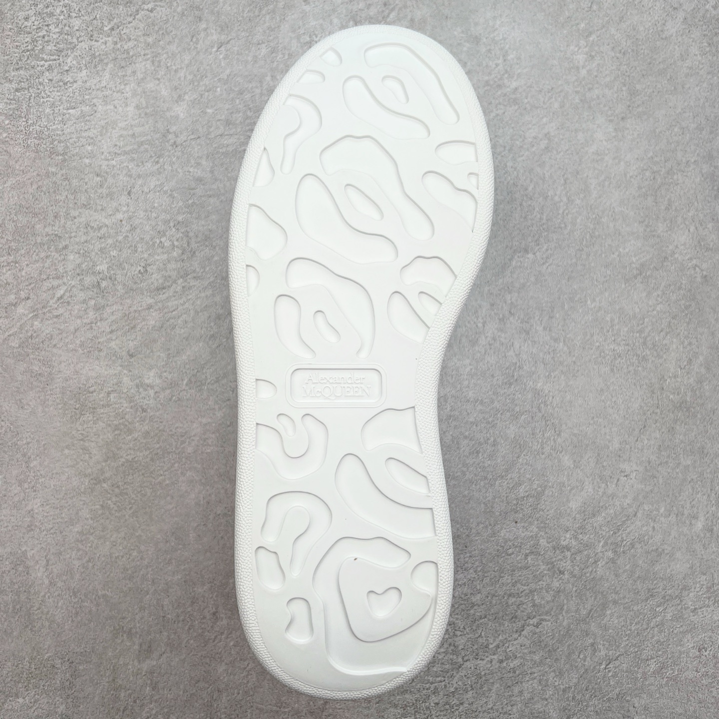 图片[9]-＃性价比 Alexander McQueen 亚历山大麦昆小白鞋全套专柜包装物及配件(附送快递加固牛皮纸盒)右脚鞋面嵌入核心防伪芯片装置,秒杀市面文案版本 支持NFC原码独立扫描 采用丝绸硬质头层小牛皮鞋面材质 内外超软小羊皮贴脚透气及超软PU脚感乳胶物料鞋 外置原抽真空高密度增高底 白色光滑牛皮革系带运动鞋，圆头设计，鞋跟点缀黑色绒面革细节。搭配宽扁鞋带，鞋舌和后帮饰有 Alexander McQueen 品牌标志。阔型橡胶鞋底。运动鞋另配一副鞋带材料 100% 小牛皮 所有细节与原版一致 尺码：35 36 37 38 39 40 41 42 43 44 45-选品中心