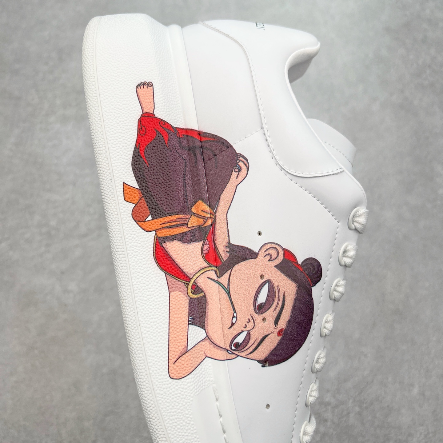 图片[6]-＃性价比 Alexander McQueen 亚历山大麦昆小白鞋全套专柜包装物及配件(附送快递加固牛皮纸盒)右脚鞋面嵌入核心防伪芯片装置,秒杀市面文案版本 支持NFC原码独立扫描 采用丝绸硬质头层小牛皮鞋面材质 内外超软小羊皮贴脚透气及超软PU脚感乳胶物料鞋 外置原抽真空高密度增高底 白色光滑牛皮革系带运动鞋，圆头设计，鞋跟点缀黑色绒面革细节。搭配宽扁鞋带，鞋舌和后帮饰有 Alexander McQueen 品牌标志。阔型橡胶鞋底。运动鞋另配一副鞋带材料 100% 小牛皮 所有细节与原版一致 尺码：35 36 37 38 39 40 41 42 43 44 45-选品中心