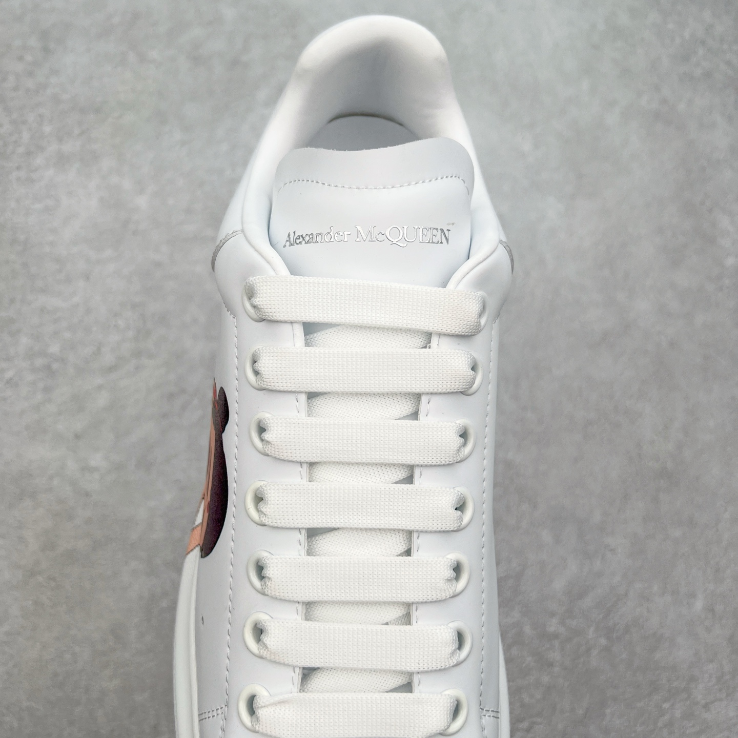 图片[5]-＃性价比 Alexander McQueen 亚历山大麦昆小白鞋全套专柜包装物及配件(附送快递加固牛皮纸盒)右脚鞋面嵌入核心防伪芯片装置,秒杀市面文案版本 支持NFC原码独立扫描 采用丝绸硬质头层小牛皮鞋面材质 内外超软小羊皮贴脚透气及超软PU脚感乳胶物料鞋 外置原抽真空高密度增高底 白色光滑牛皮革系带运动鞋，圆头设计，鞋跟点缀黑色绒面革细节。搭配宽扁鞋带，鞋舌和后帮饰有 Alexander McQueen 品牌标志。阔型橡胶鞋底。运动鞋另配一副鞋带材料 100% 小牛皮 所有细节与原版一致 尺码：35 36 37 38 39 40 41 42 43 44 45-选品中心