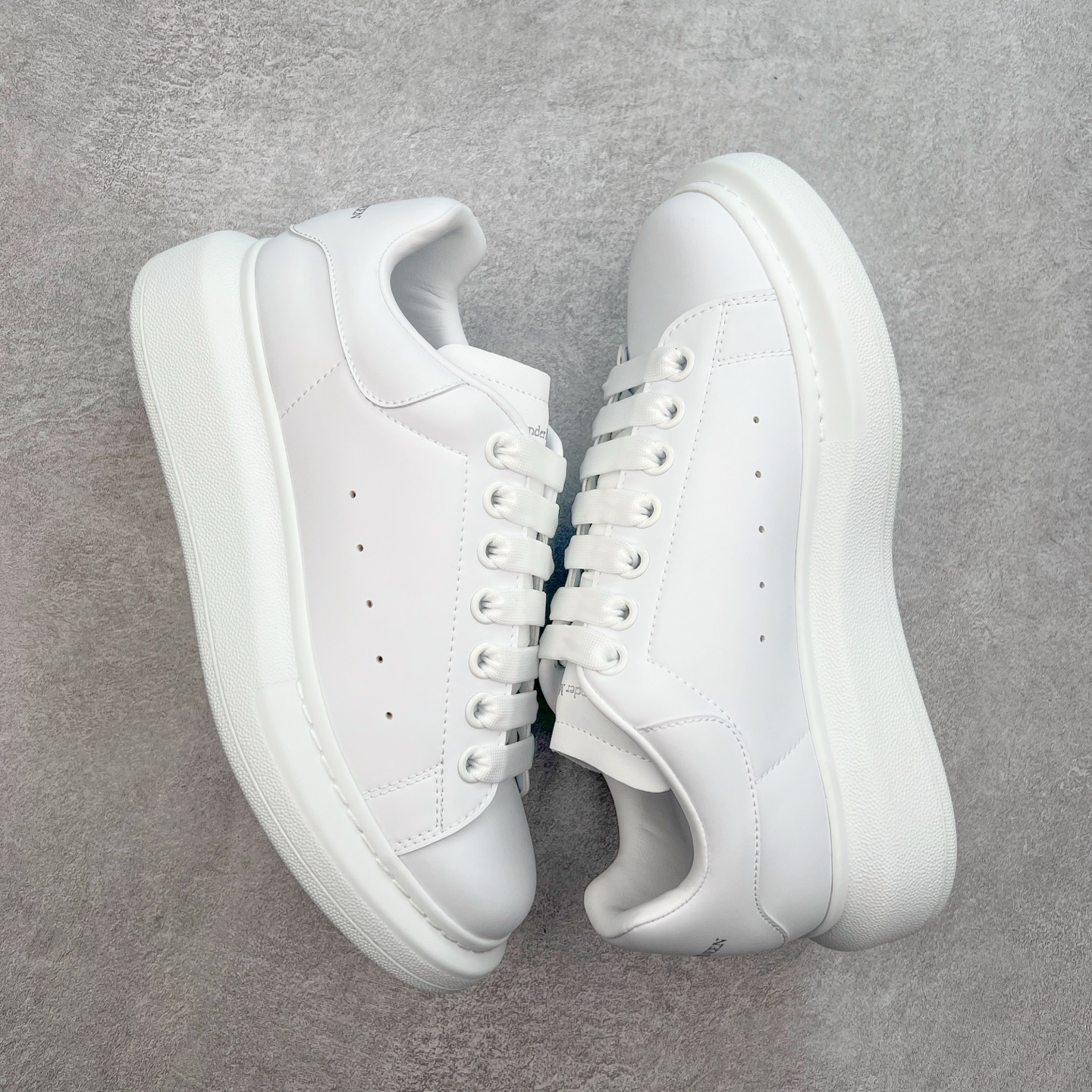 图片[3]-＃性价比 Alexander McQueen 亚历山大麦昆小白鞋全套专柜包装物及配件(附送快递加固牛皮纸盒)右脚鞋面嵌入核心防伪芯片装置,秒杀市面文案版本 支持NFC原码独立扫描 采用丝绸硬质头层小牛皮鞋面材质 内外超软小羊皮贴脚透气及超软PU脚感乳胶物料鞋 外置原抽真空高密度增高底 白色光滑牛皮革系带运动鞋，圆头设计，鞋跟点缀黑色绒面革细节。搭配宽扁鞋带，鞋舌和后帮饰有 Alexander McQueen 品牌标志。阔型橡胶鞋底。运动鞋另配一副鞋带材料 100% 小牛皮 所有细节与原版一致 尺码：35 36 37 38 39 40 41 42 43 44 45-选品中心