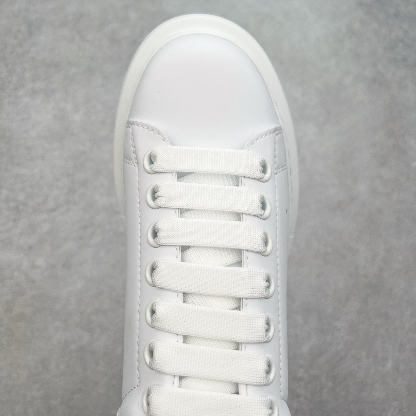 图片[4]-＃性价比 Alexander McQueen 亚历山大麦昆小白鞋全套专柜包装物及配件(附送快递加固牛皮纸盒)右脚鞋面嵌入核心防伪芯片装置,秒杀市面文案版本 支持NFC原码独立扫描 采用丝绸硬质头层小牛皮鞋面材质 内外超软小羊皮贴脚透气及超软PU脚感乳胶物料鞋 外置原抽真空高密度增高底 白色光滑牛皮革系带运动鞋，圆头设计，鞋跟点缀黑色绒面革细节。搭配宽扁鞋带，鞋舌和后帮饰有 Alexander McQueen 品牌标志。阔型橡胶鞋底。运动鞋另配一副鞋带材料 100% 小牛皮 所有细节与原版一致 尺码：35 36 37 38 39 40 41 42 43 44 45-选品中心