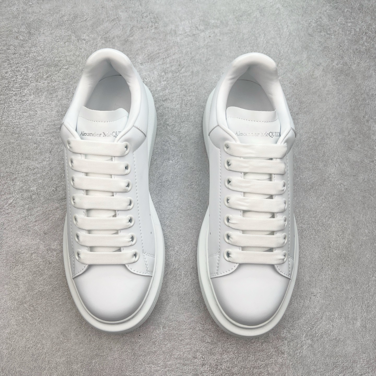 图片[2]-＃性价比 Alexander McQueen 亚历山大麦昆小白鞋全套专柜包装物及配件(附送快递加固牛皮纸盒)右脚鞋面嵌入核心防伪芯片装置,秒杀市面文案版本 支持NFC原码独立扫描 采用丝绸硬质头层小牛皮鞋面材质 内外超软小羊皮贴脚透气及超软PU脚感乳胶物料鞋 外置原抽真空高密度增高底 白色光滑牛皮革系带运动鞋，圆头设计，鞋跟点缀黑色绒面革细节。搭配宽扁鞋带，鞋舌和后帮饰有 Alexander McQueen 品牌标志。阔型橡胶鞋底。运动鞋另配一副鞋带材料 100% 小牛皮 所有细节与原版一致 尺码：35 36 37 38 39 40 41 42 43 44 45-选品中心