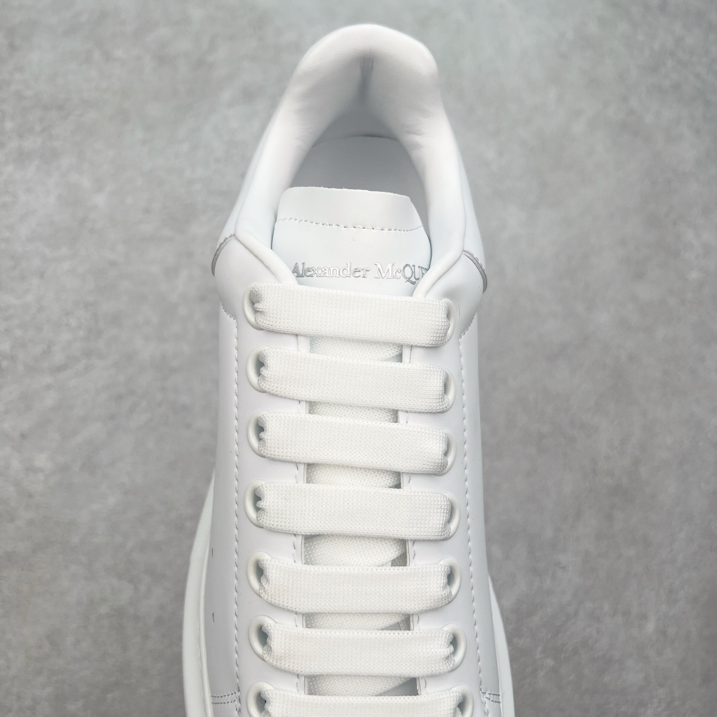 图片[5]-＃性价比 Alexander McQueen 亚历山大麦昆小白鞋全套专柜包装物及配件(附送快递加固牛皮纸盒)右脚鞋面嵌入核心防伪芯片装置,秒杀市面文案版本 支持NFC原码独立扫描 采用丝绸硬质头层小牛皮鞋面材质 内外超软小羊皮贴脚透气及超软PU脚感乳胶物料鞋 外置原抽真空高密度增高底 白色光滑牛皮革系带运动鞋，圆头设计，鞋跟点缀黑色绒面革细节。搭配宽扁鞋带，鞋舌和后帮饰有 Alexander McQueen 品牌标志。阔型橡胶鞋底。运动鞋另配一副鞋带材料 100% 小牛皮 所有细节与原版一致 尺码：35 36 37 38 39 40 41 42 43 44 45-选品中心