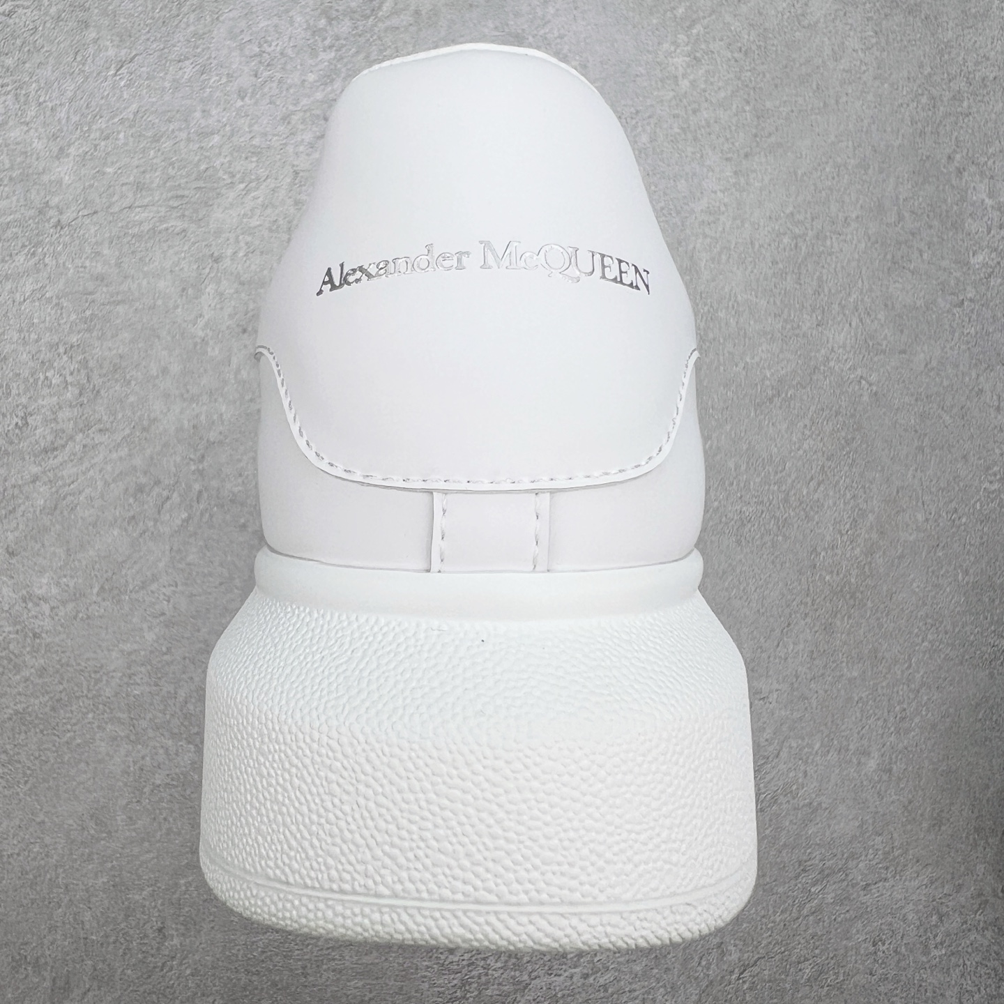 图片[8]-＃性价比 Alexander McQueen 亚历山大麦昆小白鞋全套专柜包装物及配件(附送快递加固牛皮纸盒)右脚鞋面嵌入核心防伪芯片装置,秒杀市面文案版本 支持NFC原码独立扫描 采用丝绸硬质头层小牛皮鞋面材质 内外超软小羊皮贴脚透气及超软PU脚感乳胶物料鞋 外置原抽真空高密度增高底 白色光滑牛皮革系带运动鞋，圆头设计，鞋跟点缀黑色绒面革细节。搭配宽扁鞋带，鞋舌和后帮饰有 Alexander McQueen 品牌标志。阔型橡胶鞋底。运动鞋另配一副鞋带材料 100% 小牛皮 所有细节与原版一致 尺码：35 36 37 38 39 40 41 42 43 44 45-选品中心