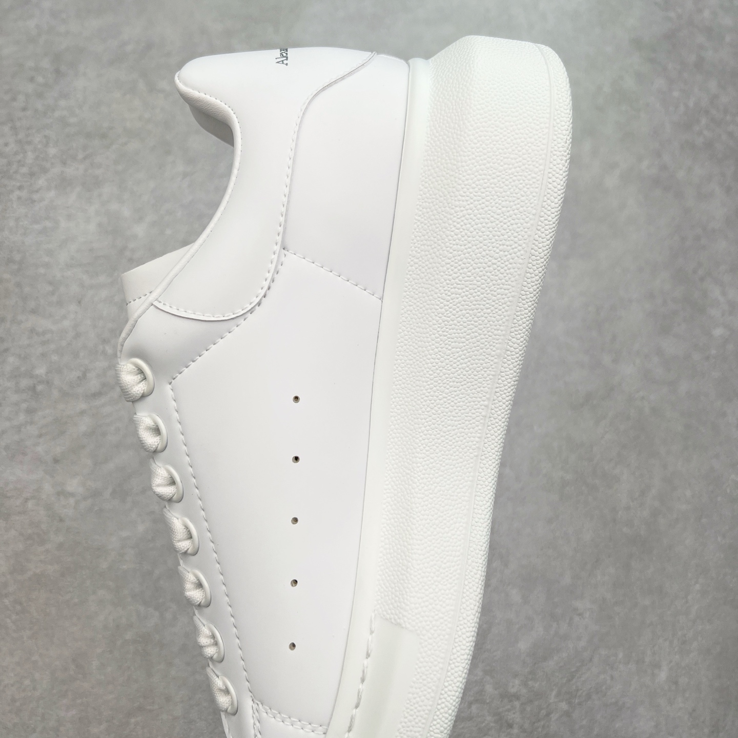 图片[7]-＃性价比 Alexander McQueen 亚历山大麦昆小白鞋全套专柜包装物及配件(附送快递加固牛皮纸盒)右脚鞋面嵌入核心防伪芯片装置,秒杀市面文案版本 支持NFC原码独立扫描 采用丝绸硬质头层小牛皮鞋面材质 内外超软小羊皮贴脚透气及超软PU脚感乳胶物料鞋 外置原抽真空高密度增高底 白色光滑牛皮革系带运动鞋，圆头设计，鞋跟点缀黑色绒面革细节。搭配宽扁鞋带，鞋舌和后帮饰有 Alexander McQueen 品牌标志。阔型橡胶鞋底。运动鞋另配一副鞋带材料 100% 小牛皮 所有细节与原版一致 尺码：35 36 37 38 39 40 41 42 43 44 45-选品中心