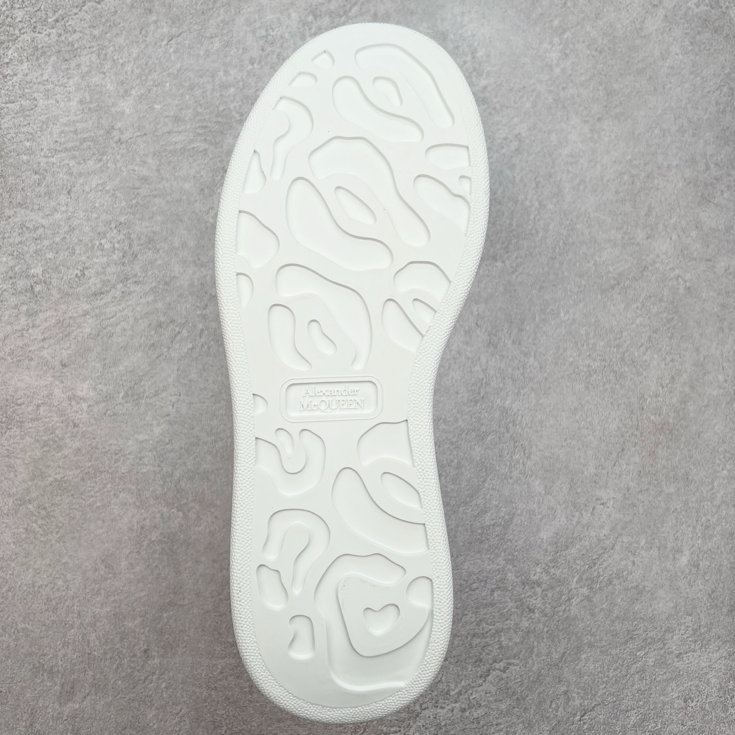 图片[9]-＃性价比 Alexander McQueen 亚历山大麦昆小白鞋全套专柜包装物及配件(附送快递加固牛皮纸盒)右脚鞋面嵌入核心防伪芯片装置,秒杀市面文案版本 支持NFC原码独立扫描 采用丝绸硬质头层小牛皮鞋面材质 内外超软小羊皮贴脚透气及超软PU脚感乳胶物料鞋 外置原抽真空高密度增高底 白色光滑牛皮革系带运动鞋，圆头设计，鞋跟点缀黑色绒面革细节。搭配宽扁鞋带，鞋舌和后帮饰有 Alexander McQueen 品牌标志。阔型橡胶鞋底。运动鞋另配一副鞋带材料 100% 小牛皮 所有细节与原版一致 尺码：35 36 37 38 39 40 41 42 43 44 45-选品中心