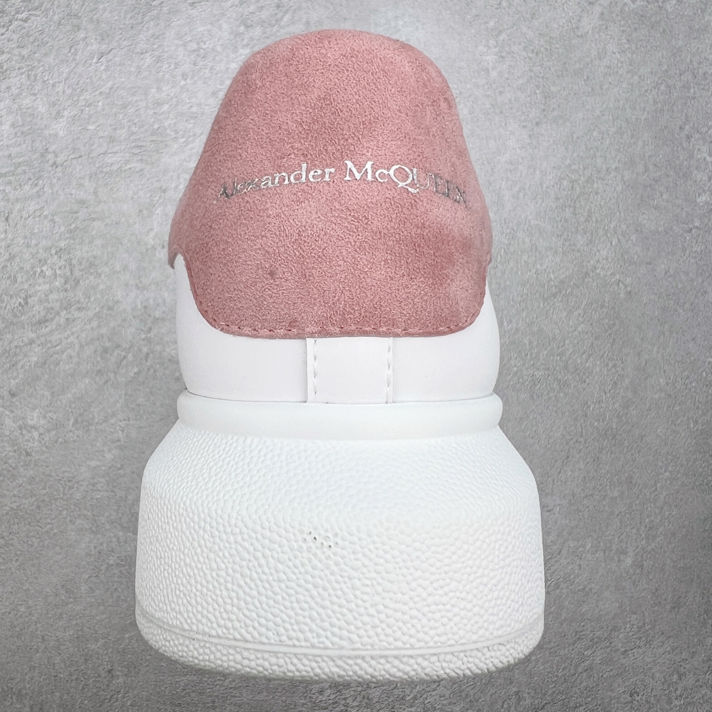 图片[8]-＃性价比 Alexander McQueen 亚历山大麦昆小白鞋全套专柜包装物及配件(附送快递加固牛皮纸盒)右脚鞋面嵌入核心防伪芯片装置,秒杀市面文案版本 支持NFC原码独立扫描 采用丝绸硬质头层小牛皮鞋面材质 内外超软小羊皮贴脚透气及超软PU脚感乳胶物料鞋 外置原抽真空高密度增高底 白色光滑牛皮革系带运动鞋，圆头设计，鞋跟点缀黑色绒面革细节。搭配宽扁鞋带，鞋舌和后帮饰有 Alexander McQueen 品牌标志。阔型橡胶鞋底。运动鞋另配一副鞋带材料 100% 小牛皮 所有细节与原版一致 尺码：35 36 37 38 39 40 41 42 43 44 45-选品中心