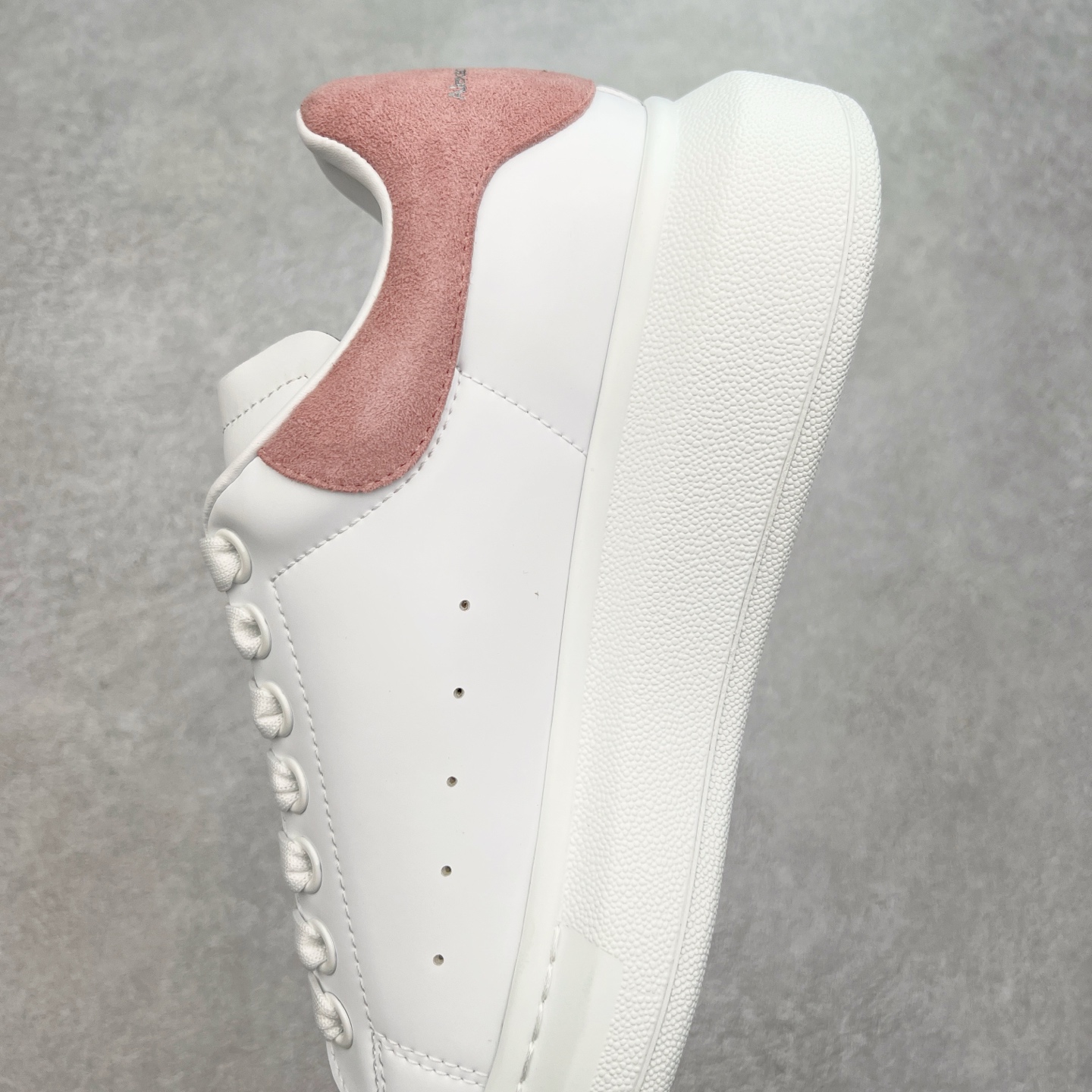 图片[7]-＃性价比 Alexander McQueen 亚历山大麦昆小白鞋全套专柜包装物及配件(附送快递加固牛皮纸盒)右脚鞋面嵌入核心防伪芯片装置,秒杀市面文案版本 支持NFC原码独立扫描 采用丝绸硬质头层小牛皮鞋面材质 内外超软小羊皮贴脚透气及超软PU脚感乳胶物料鞋 外置原抽真空高密度增高底 白色光滑牛皮革系带运动鞋，圆头设计，鞋跟点缀黑色绒面革细节。搭配宽扁鞋带，鞋舌和后帮饰有 Alexander McQueen 品牌标志。阔型橡胶鞋底。运动鞋另配一副鞋带材料 100% 小牛皮 所有细节与原版一致 尺码：35 36 37 38 39 40 41 42 43 44 45-选品中心