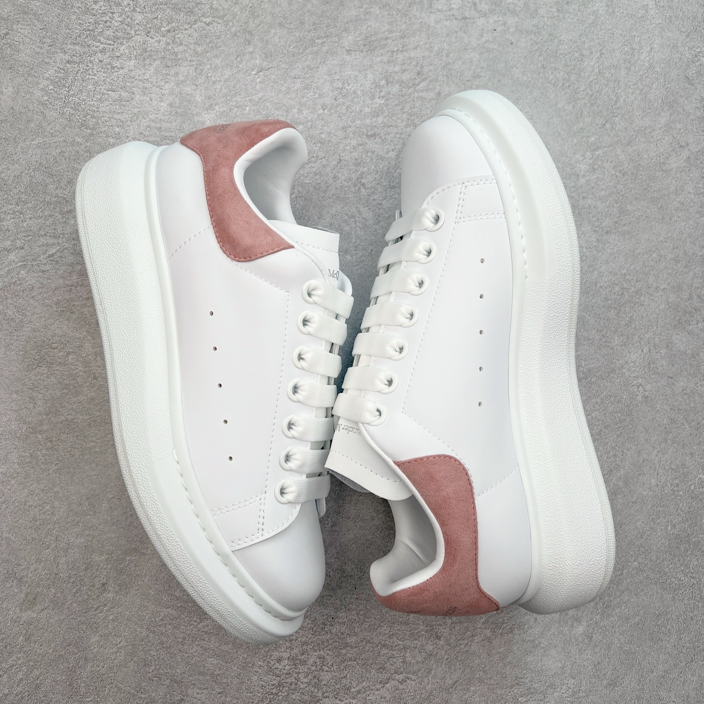 图片[3]-＃性价比 Alexander McQueen 亚历山大麦昆小白鞋全套专柜包装物及配件(附送快递加固牛皮纸盒)右脚鞋面嵌入核心防伪芯片装置,秒杀市面文案版本 支持NFC原码独立扫描 采用丝绸硬质头层小牛皮鞋面材质 内外超软小羊皮贴脚透气及超软PU脚感乳胶物料鞋 外置原抽真空高密度增高底 白色光滑牛皮革系带运动鞋，圆头设计，鞋跟点缀黑色绒面革细节。搭配宽扁鞋带，鞋舌和后帮饰有 Alexander McQueen 品牌标志。阔型橡胶鞋底。运动鞋另配一副鞋带材料 100% 小牛皮 所有细节与原版一致 尺码：35 36 37 38 39 40 41 42 43 44 45-选品中心