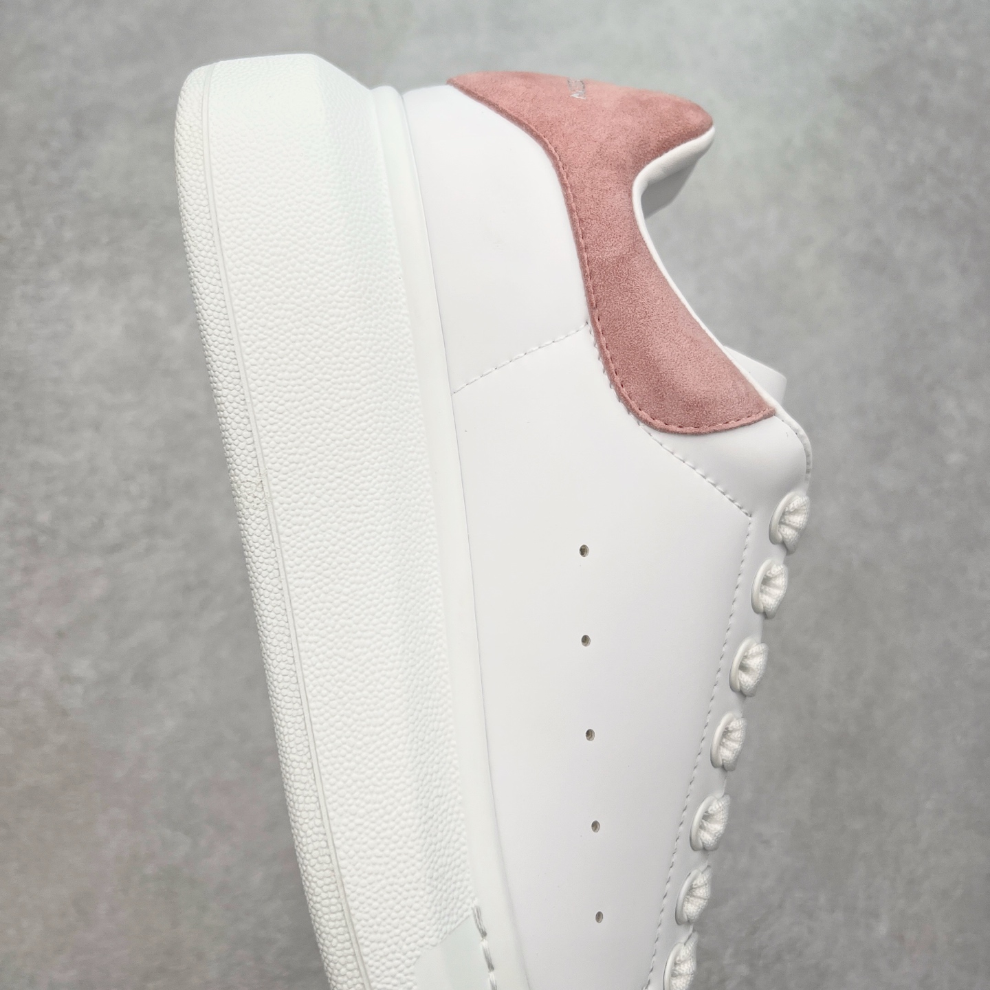 图片[6]-＃性价比 Alexander McQueen 亚历山大麦昆小白鞋全套专柜包装物及配件(附送快递加固牛皮纸盒)右脚鞋面嵌入核心防伪芯片装置,秒杀市面文案版本 支持NFC原码独立扫描 采用丝绸硬质头层小牛皮鞋面材质 内外超软小羊皮贴脚透气及超软PU脚感乳胶物料鞋 外置原抽真空高密度增高底 白色光滑牛皮革系带运动鞋，圆头设计，鞋跟点缀黑色绒面革细节。搭配宽扁鞋带，鞋舌和后帮饰有 Alexander McQueen 品牌标志。阔型橡胶鞋底。运动鞋另配一副鞋带材料 100% 小牛皮 所有细节与原版一致 尺码：35 36 37 38 39 40 41 42 43 44 45-选品中心