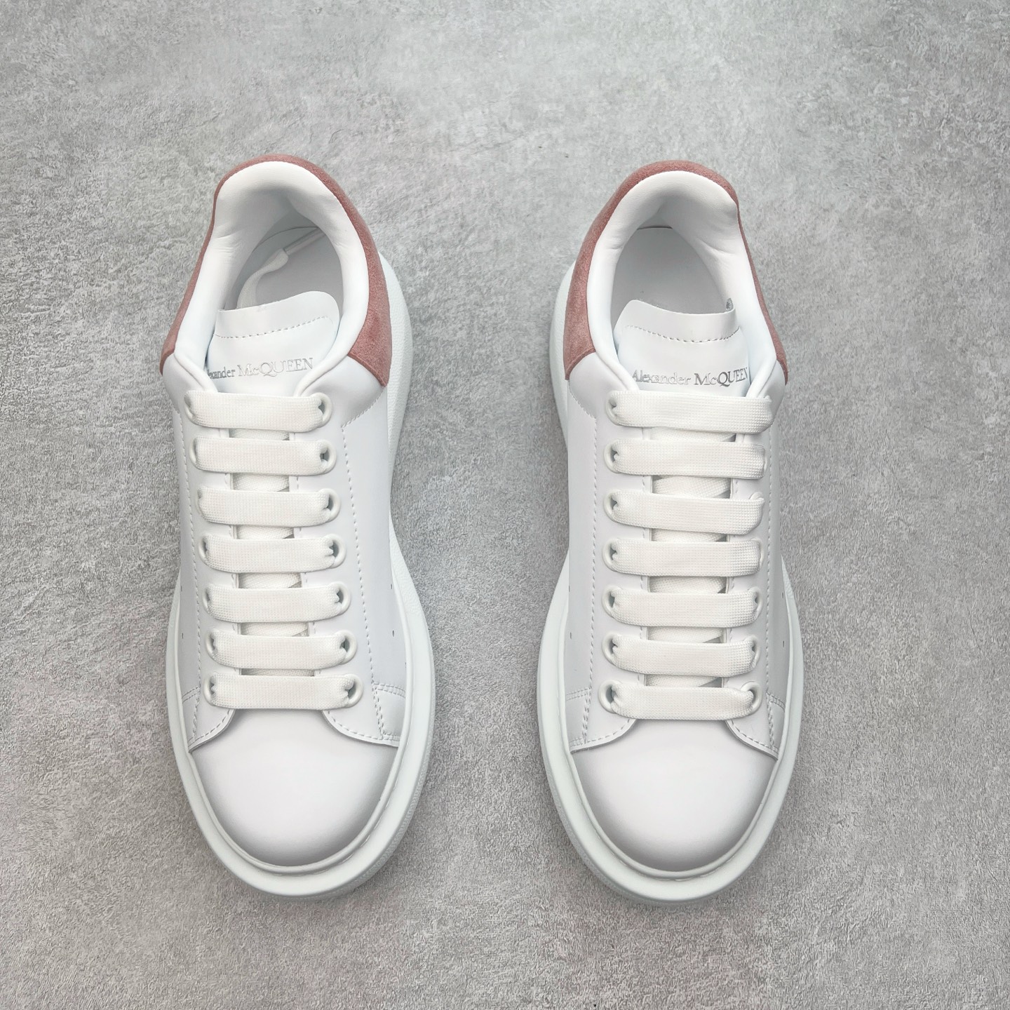 图片[2]-＃性价比 Alexander McQueen 亚历山大麦昆小白鞋全套专柜包装物及配件(附送快递加固牛皮纸盒)右脚鞋面嵌入核心防伪芯片装置,秒杀市面文案版本 支持NFC原码独立扫描 采用丝绸硬质头层小牛皮鞋面材质 内外超软小羊皮贴脚透气及超软PU脚感乳胶物料鞋 外置原抽真空高密度增高底 白色光滑牛皮革系带运动鞋，圆头设计，鞋跟点缀黑色绒面革细节。搭配宽扁鞋带，鞋舌和后帮饰有 Alexander McQueen 品牌标志。阔型橡胶鞋底。运动鞋另配一副鞋带材料 100% 小牛皮 所有细节与原版一致 尺码：35 36 37 38 39 40 41 42 43 44 45-选品中心