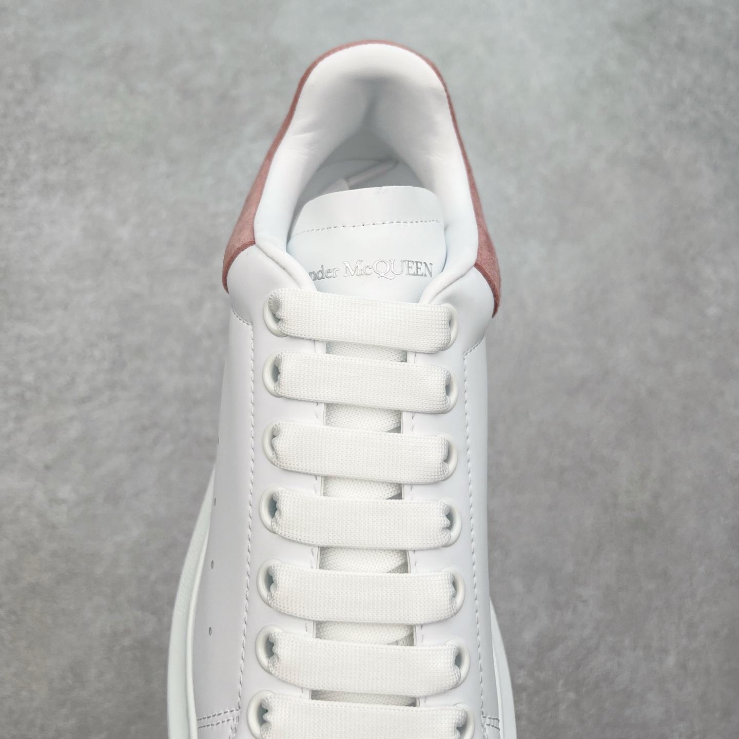 图片[5]-＃性价比 Alexander McQueen 亚历山大麦昆小白鞋全套专柜包装物及配件(附送快递加固牛皮纸盒)右脚鞋面嵌入核心防伪芯片装置,秒杀市面文案版本 支持NFC原码独立扫描 采用丝绸硬质头层小牛皮鞋面材质 内外超软小羊皮贴脚透气及超软PU脚感乳胶物料鞋 外置原抽真空高密度增高底 白色光滑牛皮革系带运动鞋，圆头设计，鞋跟点缀黑色绒面革细节。搭配宽扁鞋带，鞋舌和后帮饰有 Alexander McQueen 品牌标志。阔型橡胶鞋底。运动鞋另配一副鞋带材料 100% 小牛皮 所有细节与原版一致 尺码：35 36 37 38 39 40 41 42 43 44 45-选品中心