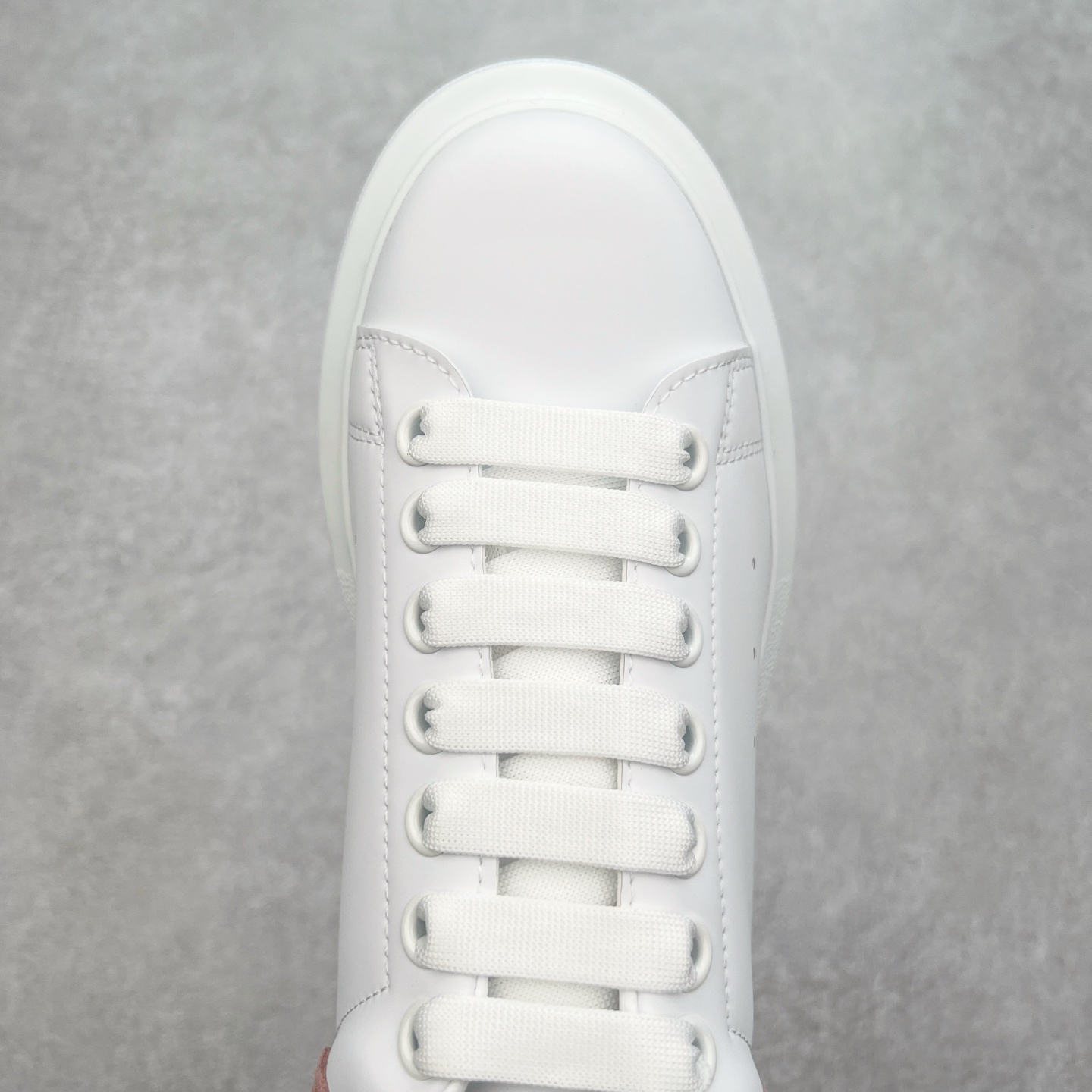 图片[4]-＃性价比 Alexander McQueen 亚历山大麦昆小白鞋全套专柜包装物及配件(附送快递加固牛皮纸盒)右脚鞋面嵌入核心防伪芯片装置,秒杀市面文案版本 支持NFC原码独立扫描 采用丝绸硬质头层小牛皮鞋面材质 内外超软小羊皮贴脚透气及超软PU脚感乳胶物料鞋 外置原抽真空高密度增高底 白色光滑牛皮革系带运动鞋，圆头设计，鞋跟点缀黑色绒面革细节。搭配宽扁鞋带，鞋舌和后帮饰有 Alexander McQueen 品牌标志。阔型橡胶鞋底。运动鞋另配一副鞋带材料 100% 小牛皮 所有细节与原版一致 尺码：35 36 37 38 39 40 41 42 43 44 45-选品中心