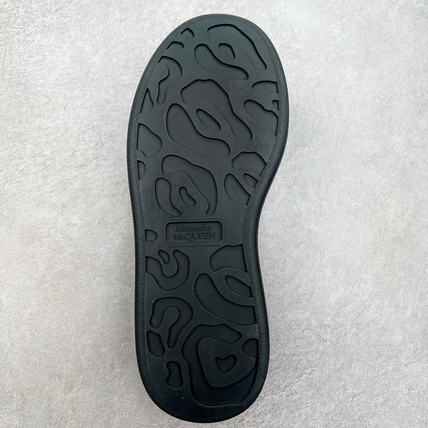 图片[9]-＃性价比 Alexander McQueen 亚历山大麦昆小白鞋全套专柜包装物及配件(附送快递加固牛皮纸盒)右脚鞋面嵌入核心防伪芯片装置,秒杀市面文案版本 支持NFC原码独立扫描 采用丝绸硬质头层小牛皮鞋面材质 内外超软小羊皮贴脚透气及超软PU脚感乳胶物料鞋 外置原抽真空高密度增高底 白色光滑牛皮革系带运动鞋，圆头设计，鞋跟点缀黑色绒面革细节。搭配宽扁鞋带，鞋舌和后帮饰有 Alexander McQueen 品牌标志。阔型橡胶鞋底。运动鞋另配一副鞋带材料 100% 小牛皮 所有细节与原版一致 尺码：35 36 37 38 39 40 41 42 43 44 45-选品中心