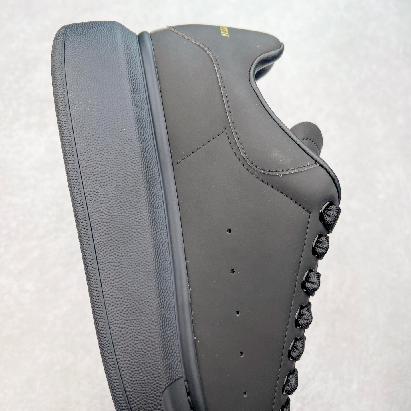 图片[6]-＃性价比 Alexander McQueen 亚历山大麦昆小白鞋全套专柜包装物及配件(附送快递加固牛皮纸盒)右脚鞋面嵌入核心防伪芯片装置,秒杀市面文案版本 支持NFC原码独立扫描 采用丝绸硬质头层小牛皮鞋面材质 内外超软小羊皮贴脚透气及超软PU脚感乳胶物料鞋 外置原抽真空高密度增高底 白色光滑牛皮革系带运动鞋，圆头设计，鞋跟点缀黑色绒面革细节。搭配宽扁鞋带，鞋舌和后帮饰有 Alexander McQueen 品牌标志。阔型橡胶鞋底。运动鞋另配一副鞋带材料 100% 小牛皮 所有细节与原版一致 尺码：35 36 37 38 39 40 41 42 43 44 45-选品中心