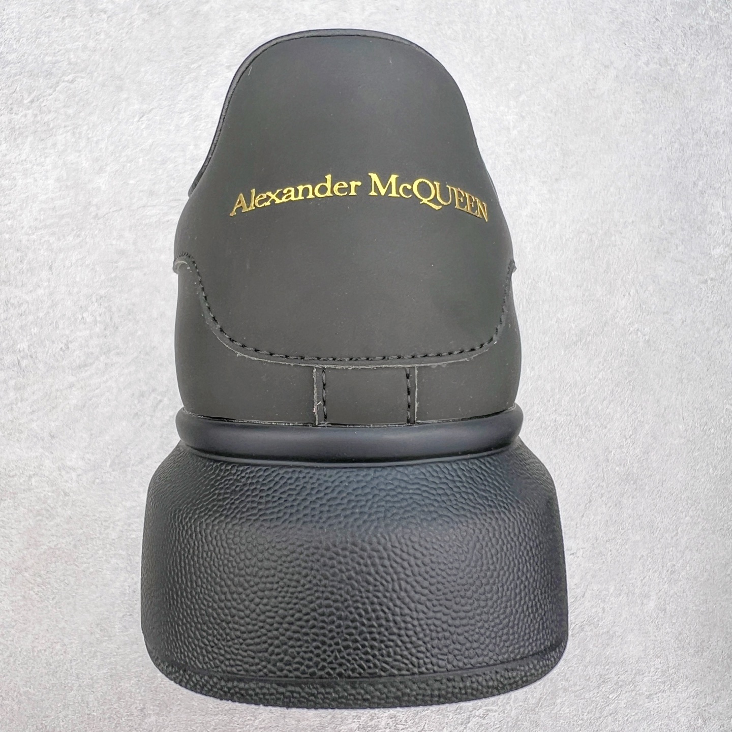 图片[8]-＃性价比 Alexander McQueen 亚历山大麦昆小白鞋全套专柜包装物及配件(附送快递加固牛皮纸盒)右脚鞋面嵌入核心防伪芯片装置,秒杀市面文案版本 支持NFC原码独立扫描 采用丝绸硬质头层小牛皮鞋面材质 内外超软小羊皮贴脚透气及超软PU脚感乳胶物料鞋 外置原抽真空高密度增高底 白色光滑牛皮革系带运动鞋，圆头设计，鞋跟点缀黑色绒面革细节。搭配宽扁鞋带，鞋舌和后帮饰有 Alexander McQueen 品牌标志。阔型橡胶鞋底。运动鞋另配一副鞋带材料 100% 小牛皮 所有细节与原版一致 尺码：35 36 37 38 39 40 41 42 43 44 45-选品中心