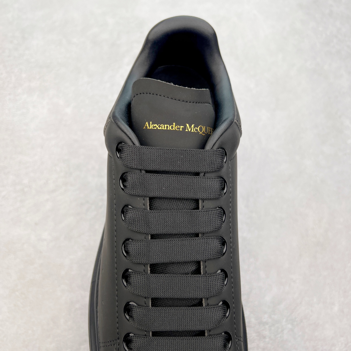 图片[5]-＃性价比 Alexander McQueen 亚历山大麦昆小白鞋全套专柜包装物及配件(附送快递加固牛皮纸盒)右脚鞋面嵌入核心防伪芯片装置,秒杀市面文案版本 支持NFC原码独立扫描 采用丝绸硬质头层小牛皮鞋面材质 内外超软小羊皮贴脚透气及超软PU脚感乳胶物料鞋 外置原抽真空高密度增高底 白色光滑牛皮革系带运动鞋，圆头设计，鞋跟点缀黑色绒面革细节。搭配宽扁鞋带，鞋舌和后帮饰有 Alexander McQueen 品牌标志。阔型橡胶鞋底。运动鞋另配一副鞋带材料 100% 小牛皮 所有细节与原版一致 尺码：35 36 37 38 39 40 41 42 43 44 45-选品中心