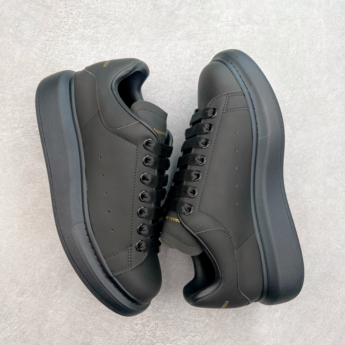 图片[3]-＃性价比 Alexander McQueen 亚历山大麦昆小白鞋全套专柜包装物及配件(附送快递加固牛皮纸盒)右脚鞋面嵌入核心防伪芯片装置,秒杀市面文案版本 支持NFC原码独立扫描 采用丝绸硬质头层小牛皮鞋面材质 内外超软小羊皮贴脚透气及超软PU脚感乳胶物料鞋 外置原抽真空高密度增高底 白色光滑牛皮革系带运动鞋，圆头设计，鞋跟点缀黑色绒面革细节。搭配宽扁鞋带，鞋舌和后帮饰有 Alexander McQueen 品牌标志。阔型橡胶鞋底。运动鞋另配一副鞋带材料 100% 小牛皮 所有细节与原版一致 尺码：35 36 37 38 39 40 41 42 43 44 45-选品中心