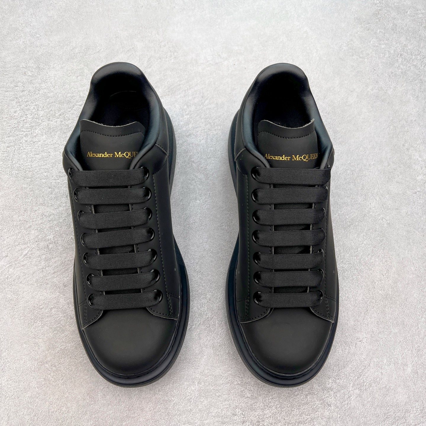 图片[2]-＃性价比 Alexander McQueen 亚历山大麦昆小白鞋全套专柜包装物及配件(附送快递加固牛皮纸盒)右脚鞋面嵌入核心防伪芯片装置,秒杀市面文案版本 支持NFC原码独立扫描 采用丝绸硬质头层小牛皮鞋面材质 内外超软小羊皮贴脚透气及超软PU脚感乳胶物料鞋 外置原抽真空高密度增高底 白色光滑牛皮革系带运动鞋，圆头设计，鞋跟点缀黑色绒面革细节。搭配宽扁鞋带，鞋舌和后帮饰有 Alexander McQueen 品牌标志。阔型橡胶鞋底。运动鞋另配一副鞋带材料 100% 小牛皮 所有细节与原版一致 尺码：35 36 37 38 39 40 41 42 43 44 45-选品中心