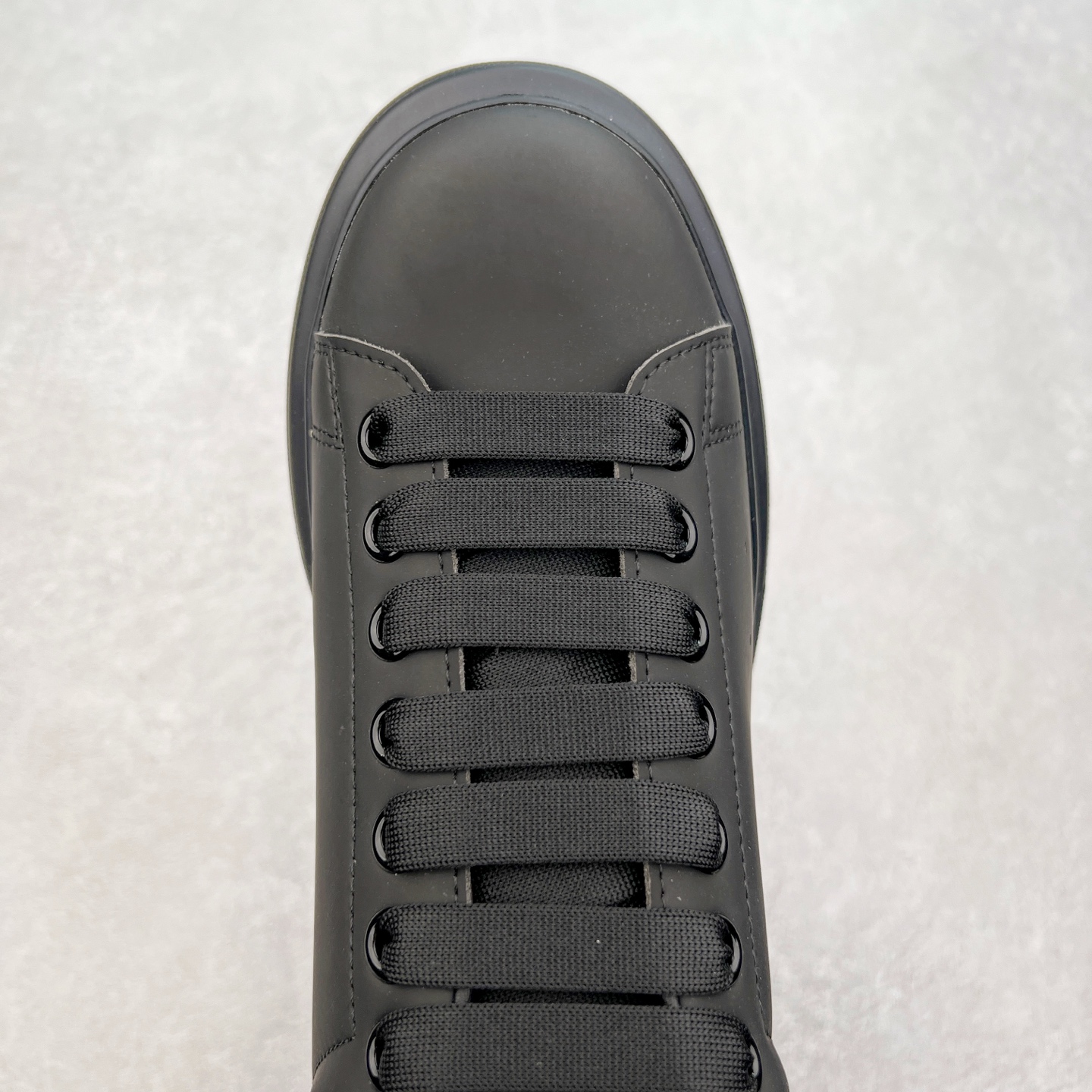 图片[4]-＃性价比 Alexander McQueen 亚历山大麦昆小白鞋全套专柜包装物及配件(附送快递加固牛皮纸盒)右脚鞋面嵌入核心防伪芯片装置,秒杀市面文案版本 支持NFC原码独立扫描 采用丝绸硬质头层小牛皮鞋面材质 内外超软小羊皮贴脚透气及超软PU脚感乳胶物料鞋 外置原抽真空高密度增高底 白色光滑牛皮革系带运动鞋，圆头设计，鞋跟点缀黑色绒面革细节。搭配宽扁鞋带，鞋舌和后帮饰有 Alexander McQueen 品牌标志。阔型橡胶鞋底。运动鞋另配一副鞋带材料 100% 小牛皮 所有细节与原版一致 尺码：35 36 37 38 39 40 41 42 43 44 45-选品中心