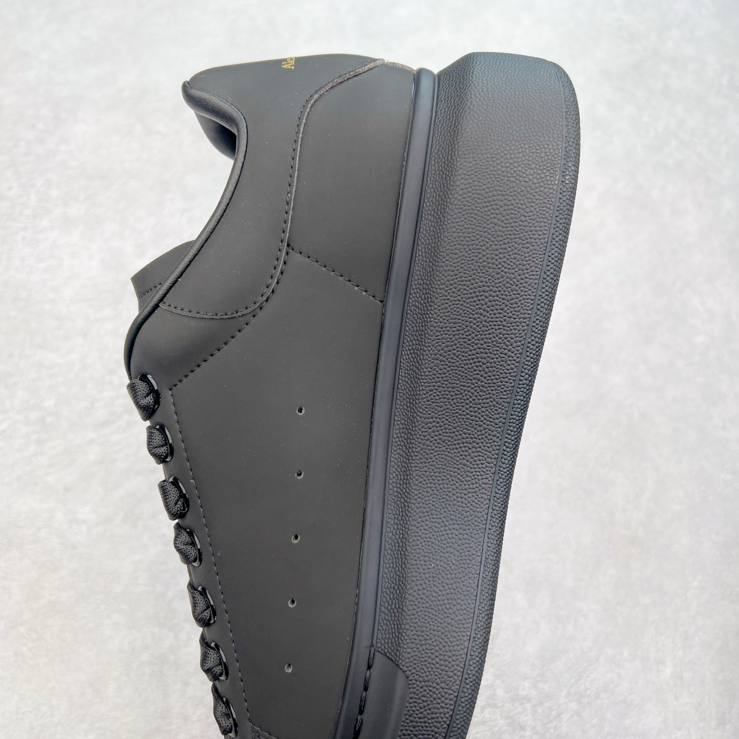 图片[7]-＃性价比 Alexander McQueen 亚历山大麦昆小白鞋全套专柜包装物及配件(附送快递加固牛皮纸盒)右脚鞋面嵌入核心防伪芯片装置,秒杀市面文案版本 支持NFC原码独立扫描 采用丝绸硬质头层小牛皮鞋面材质 内外超软小羊皮贴脚透气及超软PU脚感乳胶物料鞋 外置原抽真空高密度增高底 白色光滑牛皮革系带运动鞋，圆头设计，鞋跟点缀黑色绒面革细节。搭配宽扁鞋带，鞋舌和后帮饰有 Alexander McQueen 品牌标志。阔型橡胶鞋底。运动鞋另配一副鞋带材料 100% 小牛皮 所有细节与原版一致 尺码：35 36 37 38 39 40 41 42 43 44 45-选品中心