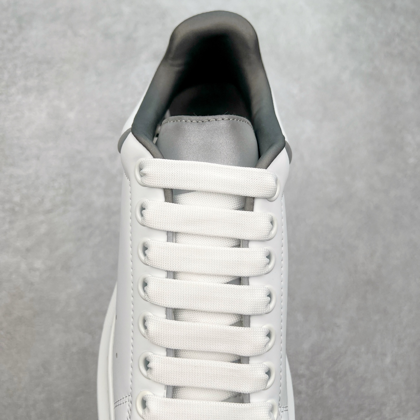 图片[5]-＃性价比 Alexander McQueen 亚历山大麦昆小白鞋全套专柜包装物及配件(附送快递加固牛皮纸盒)右脚鞋面嵌入核心防伪芯片装置,秒杀市面文案版本 支持NFC原码独立扫描 采用丝绸硬质头层小牛皮鞋面材质 内外超软小羊皮贴脚透气及超软PU脚感乳胶物料鞋 外置原抽真空高密度增高底 白色光滑牛皮革系带运动鞋，圆头设计，鞋跟点缀黑色绒面革细节。搭配宽扁鞋带，鞋舌和后帮饰有 Alexander McQueen 品牌标志。阔型橡胶鞋底。运动鞋另配一副鞋带材料 100% 小牛皮 所有细节与原版一致 尺码：35 36 37 38 39 40 41 42 43 44 45-选品中心