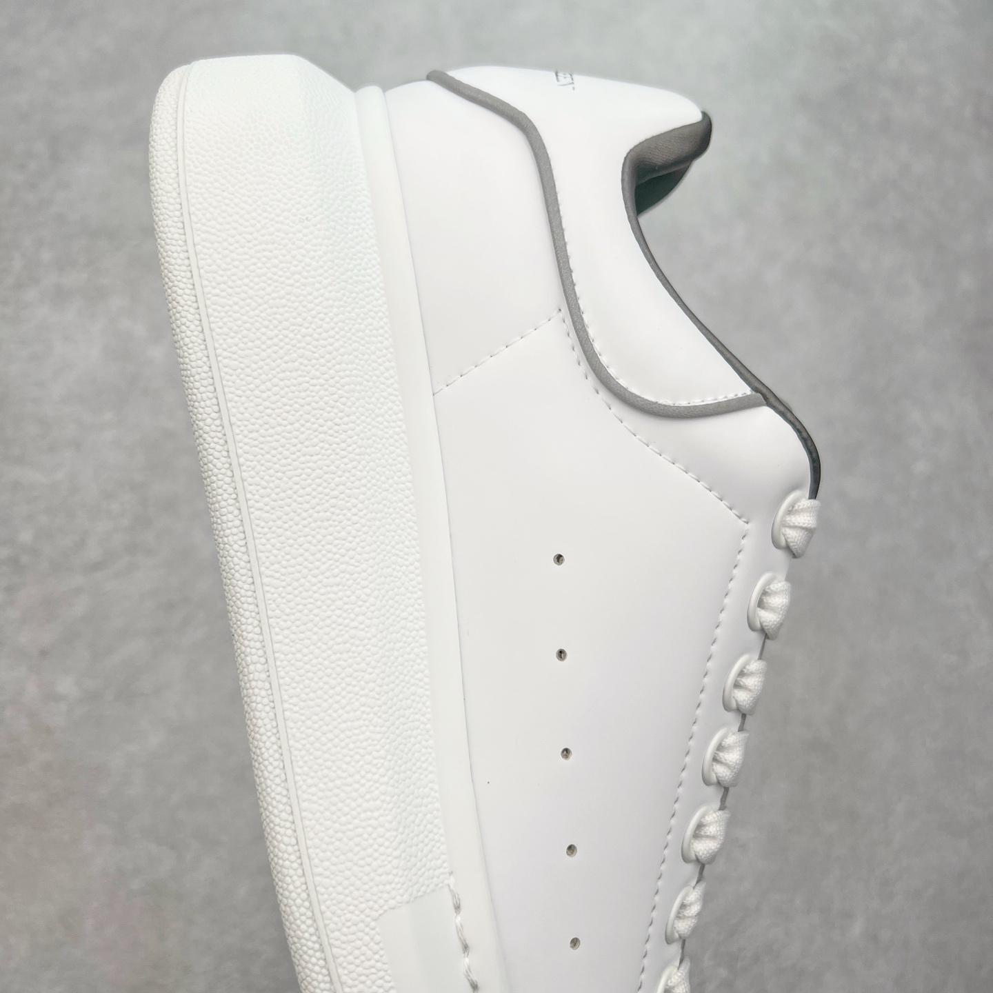 图片[6]-＃性价比 Alexander McQueen 亚历山大麦昆小白鞋全套专柜包装物及配件(附送快递加固牛皮纸盒)右脚鞋面嵌入核心防伪芯片装置,秒杀市面文案版本 支持NFC原码独立扫描 采用丝绸硬质头层小牛皮鞋面材质 内外超软小羊皮贴脚透气及超软PU脚感乳胶物料鞋 外置原抽真空高密度增高底 白色光滑牛皮革系带运动鞋，圆头设计，鞋跟点缀黑色绒面革细节。搭配宽扁鞋带，鞋舌和后帮饰有 Alexander McQueen 品牌标志。阔型橡胶鞋底。运动鞋另配一副鞋带材料 100% 小牛皮 所有细节与原版一致 尺码：35 36 37 38 39 40 41 42 43 44 45-选品中心