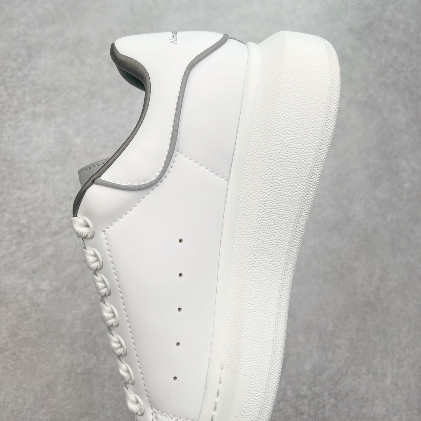 图片[7]-＃性价比 Alexander McQueen 亚历山大麦昆小白鞋全套专柜包装物及配件(附送快递加固牛皮纸盒)右脚鞋面嵌入核心防伪芯片装置,秒杀市面文案版本 支持NFC原码独立扫描 采用丝绸硬质头层小牛皮鞋面材质 内外超软小羊皮贴脚透气及超软PU脚感乳胶物料鞋 外置原抽真空高密度增高底 白色光滑牛皮革系带运动鞋，圆头设计，鞋跟点缀黑色绒面革细节。搭配宽扁鞋带，鞋舌和后帮饰有 Alexander McQueen 品牌标志。阔型橡胶鞋底。运动鞋另配一副鞋带材料 100% 小牛皮 所有细节与原版一致 尺码：35 36 37 38 39 40 41 42 43 44 45-选品中心