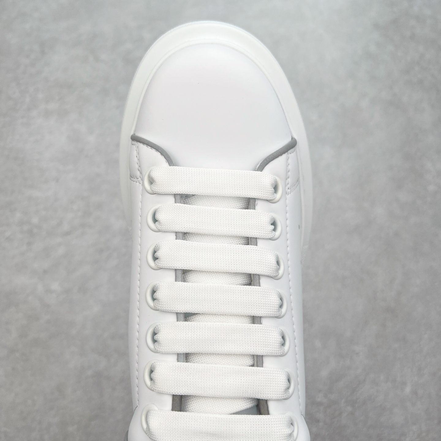 图片[4]-＃性价比 Alexander McQueen 亚历山大麦昆小白鞋全套专柜包装物及配件(附送快递加固牛皮纸盒)右脚鞋面嵌入核心防伪芯片装置,秒杀市面文案版本 支持NFC原码独立扫描 采用丝绸硬质头层小牛皮鞋面材质 内外超软小羊皮贴脚透气及超软PU脚感乳胶物料鞋 外置原抽真空高密度增高底 白色光滑牛皮革系带运动鞋，圆头设计，鞋跟点缀黑色绒面革细节。搭配宽扁鞋带，鞋舌和后帮饰有 Alexander McQueen 品牌标志。阔型橡胶鞋底。运动鞋另配一副鞋带材料 100% 小牛皮 所有细节与原版一致 尺码：35 36 37 38 39 40 41 42 43 44 45-选品中心