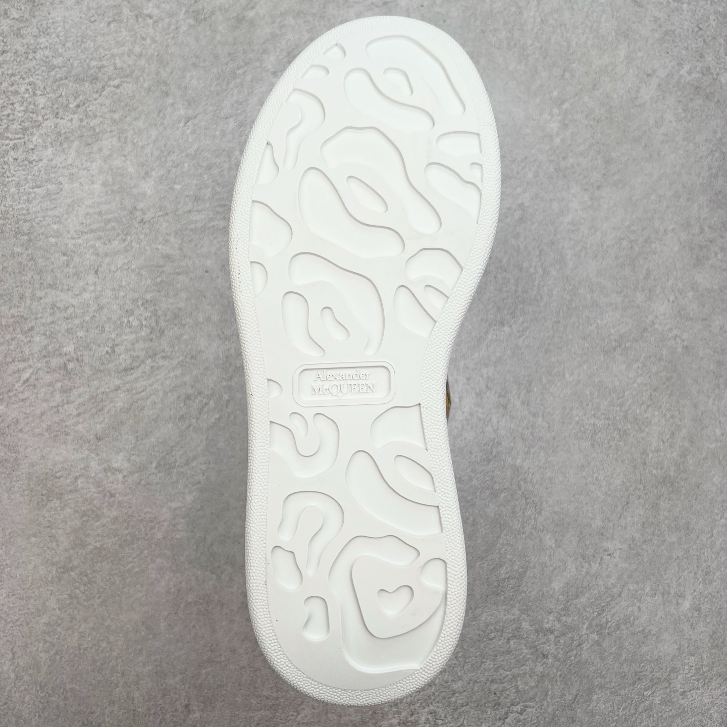 图片[9]-＃性价比 Alexander McQueen 亚历山大麦昆小白鞋全套专柜包装物及配件(附送快递加固牛皮纸盒)右脚鞋面嵌入核心防伪芯片装置,秒杀市面文案版本 支持NFC原码独立扫描 采用丝绸硬质头层小牛皮鞋面材质 内外超软小羊皮贴脚透气及超软PU脚感乳胶物料鞋 外置原抽真空高密度增高底 白色光滑牛皮革系带运动鞋，圆头设计，鞋跟点缀黑色绒面革细节。搭配宽扁鞋带，鞋舌和后帮饰有 Alexander McQueen 品牌标志。阔型橡胶鞋底。运动鞋另配一副鞋带材料 100% 小牛皮 所有细节与原版一致 尺码：35 36 37 38 39 40 41 42 43 44 45-选品中心