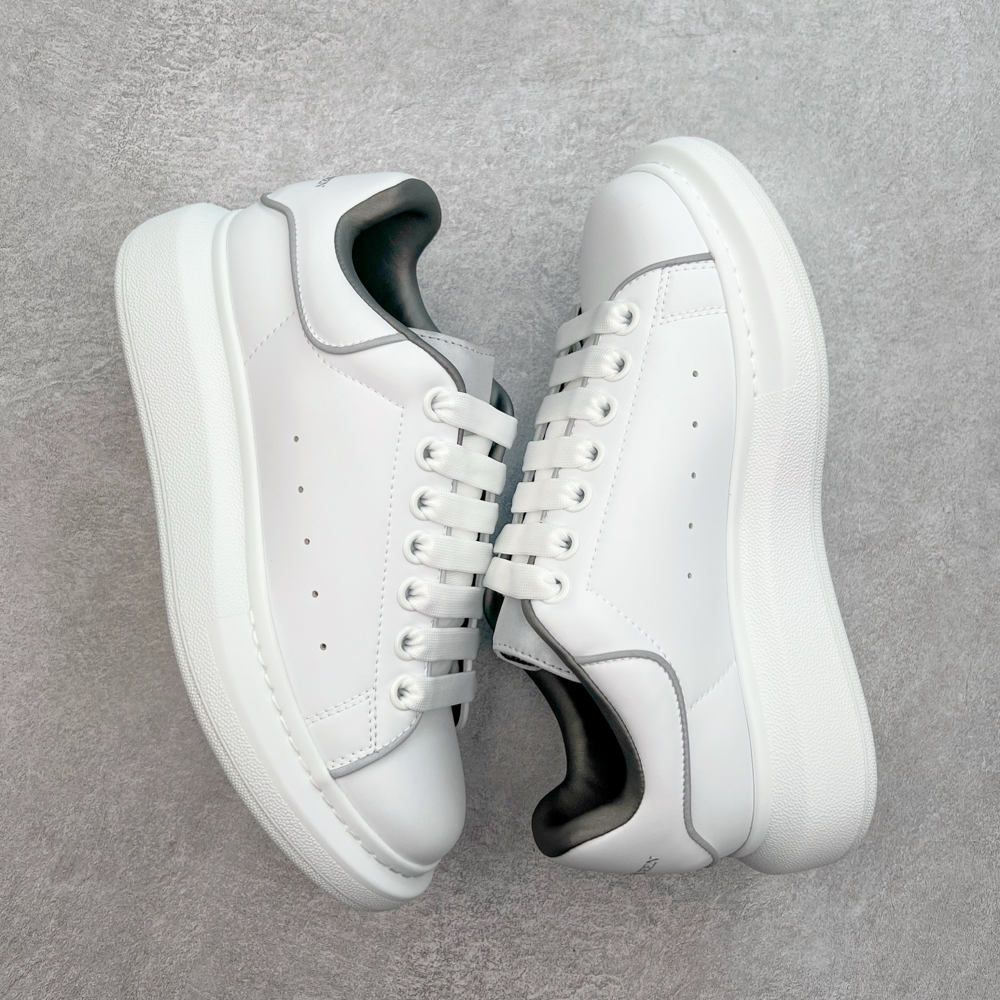 图片[3]-＃性价比 Alexander McQueen 亚历山大麦昆小白鞋全套专柜包装物及配件(附送快递加固牛皮纸盒)右脚鞋面嵌入核心防伪芯片装置,秒杀市面文案版本 支持NFC原码独立扫描 采用丝绸硬质头层小牛皮鞋面材质 内外超软小羊皮贴脚透气及超软PU脚感乳胶物料鞋 外置原抽真空高密度增高底 白色光滑牛皮革系带运动鞋，圆头设计，鞋跟点缀黑色绒面革细节。搭配宽扁鞋带，鞋舌和后帮饰有 Alexander McQueen 品牌标志。阔型橡胶鞋底。运动鞋另配一副鞋带材料 100% 小牛皮 所有细节与原版一致 尺码：35 36 37 38 39 40 41 42 43 44 45-选品中心