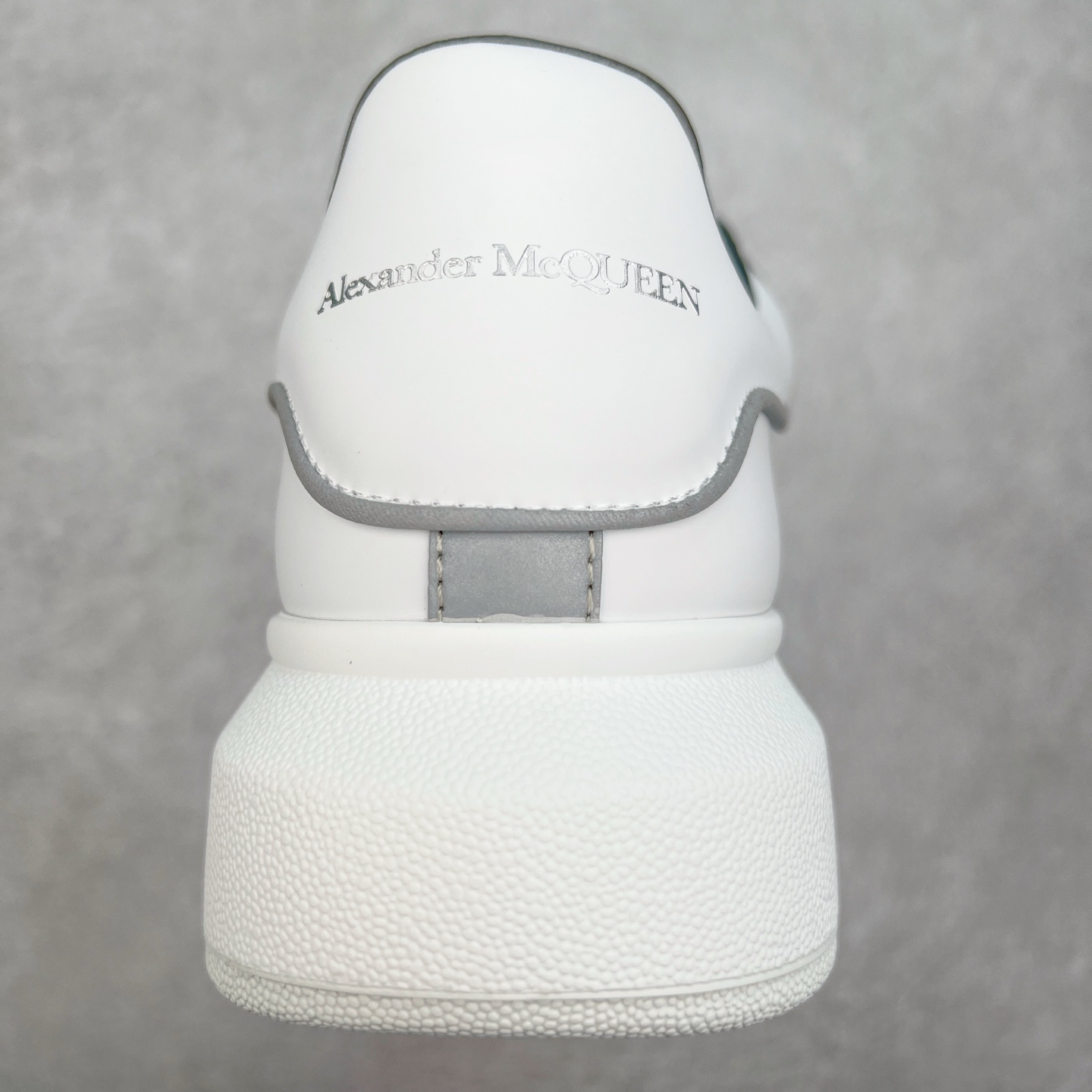 图片[8]-＃性价比 Alexander McQueen 亚历山大麦昆小白鞋全套专柜包装物及配件(附送快递加固牛皮纸盒)右脚鞋面嵌入核心防伪芯片装置,秒杀市面文案版本 支持NFC原码独立扫描 采用丝绸硬质头层小牛皮鞋面材质 内外超软小羊皮贴脚透气及超软PU脚感乳胶物料鞋 外置原抽真空高密度增高底 白色光滑牛皮革系带运动鞋，圆头设计，鞋跟点缀黑色绒面革细节。搭配宽扁鞋带，鞋舌和后帮饰有 Alexander McQueen 品牌标志。阔型橡胶鞋底。运动鞋另配一副鞋带材料 100% 小牛皮 所有细节与原版一致 尺码：35 36 37 38 39 40 41 42 43 44 45-选品中心