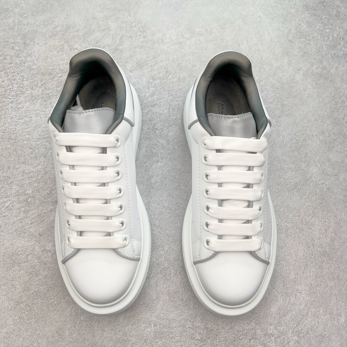 图片[2]-＃性价比 Alexander McQueen 亚历山大麦昆小白鞋全套专柜包装物及配件(附送快递加固牛皮纸盒)右脚鞋面嵌入核心防伪芯片装置,秒杀市面文案版本 支持NFC原码独立扫描 采用丝绸硬质头层小牛皮鞋面材质 内外超软小羊皮贴脚透气及超软PU脚感乳胶物料鞋 外置原抽真空高密度增高底 白色光滑牛皮革系带运动鞋，圆头设计，鞋跟点缀黑色绒面革细节。搭配宽扁鞋带，鞋舌和后帮饰有 Alexander McQueen 品牌标志。阔型橡胶鞋底。运动鞋另配一副鞋带材料 100% 小牛皮 所有细节与原版一致 尺码：35 36 37 38 39 40 41 42 43 44 45-选品中心