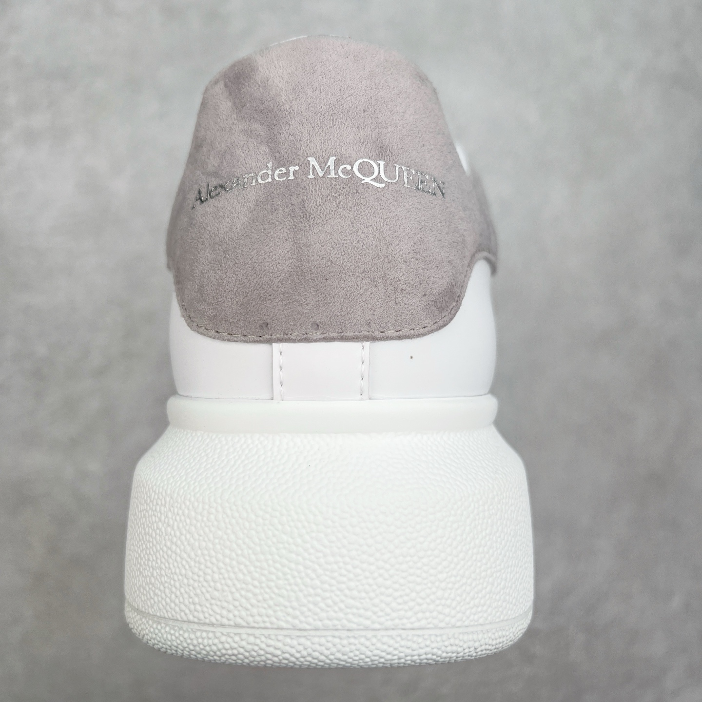 图片[8]-＃性价比 Alexander McQueen 亚历山大麦昆小白鞋全套专柜包装物及配件(附送快递加固牛皮纸盒)右脚鞋面嵌入核心防伪芯片装置,秒杀市面文案版本 支持NFC原码独立扫描 采用丝绸硬质头层小牛皮鞋面材质 内外超软小羊皮贴脚透气及超软PU脚感乳胶物料鞋 外置原抽真空高密度增高底 白色光滑牛皮革系带运动鞋，圆头设计，鞋跟点缀黑色绒面革细节。搭配宽扁鞋带，鞋舌和后帮饰有 Alexander McQueen 品牌标志。阔型橡胶鞋底。运动鞋另配一副鞋带材料 100% 小牛皮 所有细节与原版一致 尺码：35 36 37 38 39 40 41 42 43 44 45-选品中心