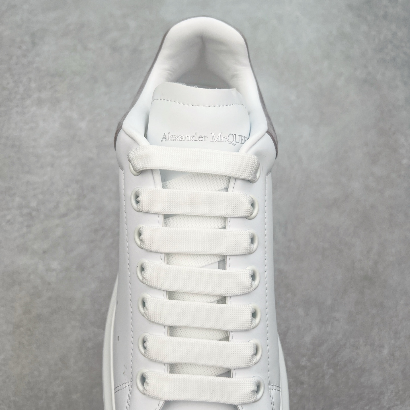 图片[5]-＃性价比 Alexander McQueen 亚历山大麦昆小白鞋全套专柜包装物及配件(附送快递加固牛皮纸盒)右脚鞋面嵌入核心防伪芯片装置,秒杀市面文案版本 支持NFC原码独立扫描 采用丝绸硬质头层小牛皮鞋面材质 内外超软小羊皮贴脚透气及超软PU脚感乳胶物料鞋 外置原抽真空高密度增高底 白色光滑牛皮革系带运动鞋，圆头设计，鞋跟点缀黑色绒面革细节。搭配宽扁鞋带，鞋舌和后帮饰有 Alexander McQueen 品牌标志。阔型橡胶鞋底。运动鞋另配一副鞋带材料 100% 小牛皮 所有细节与原版一致 尺码：35 36 37 38 39 40 41 42 43 44 45-选品中心